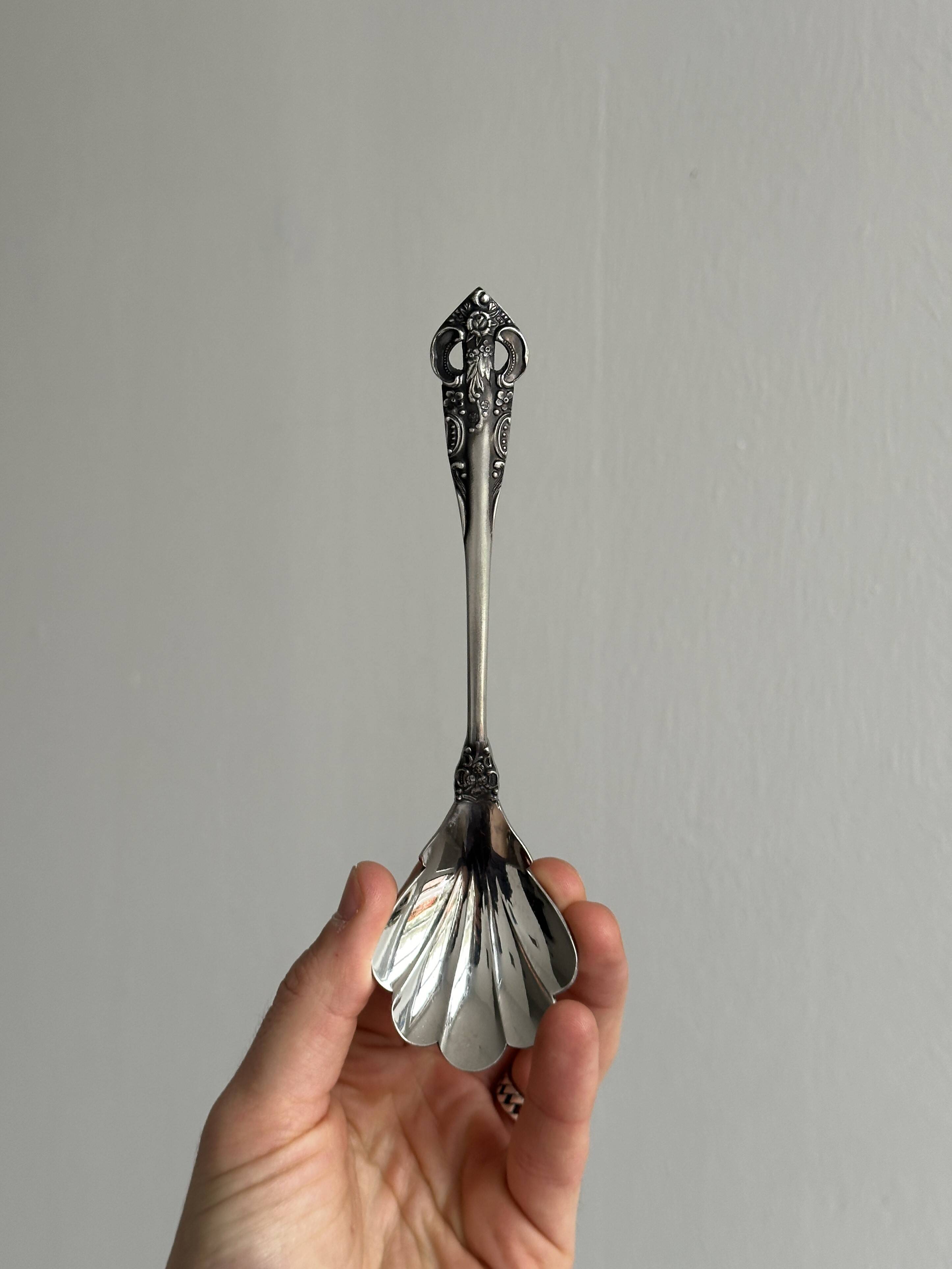 Cuillère en métal argenté décorative