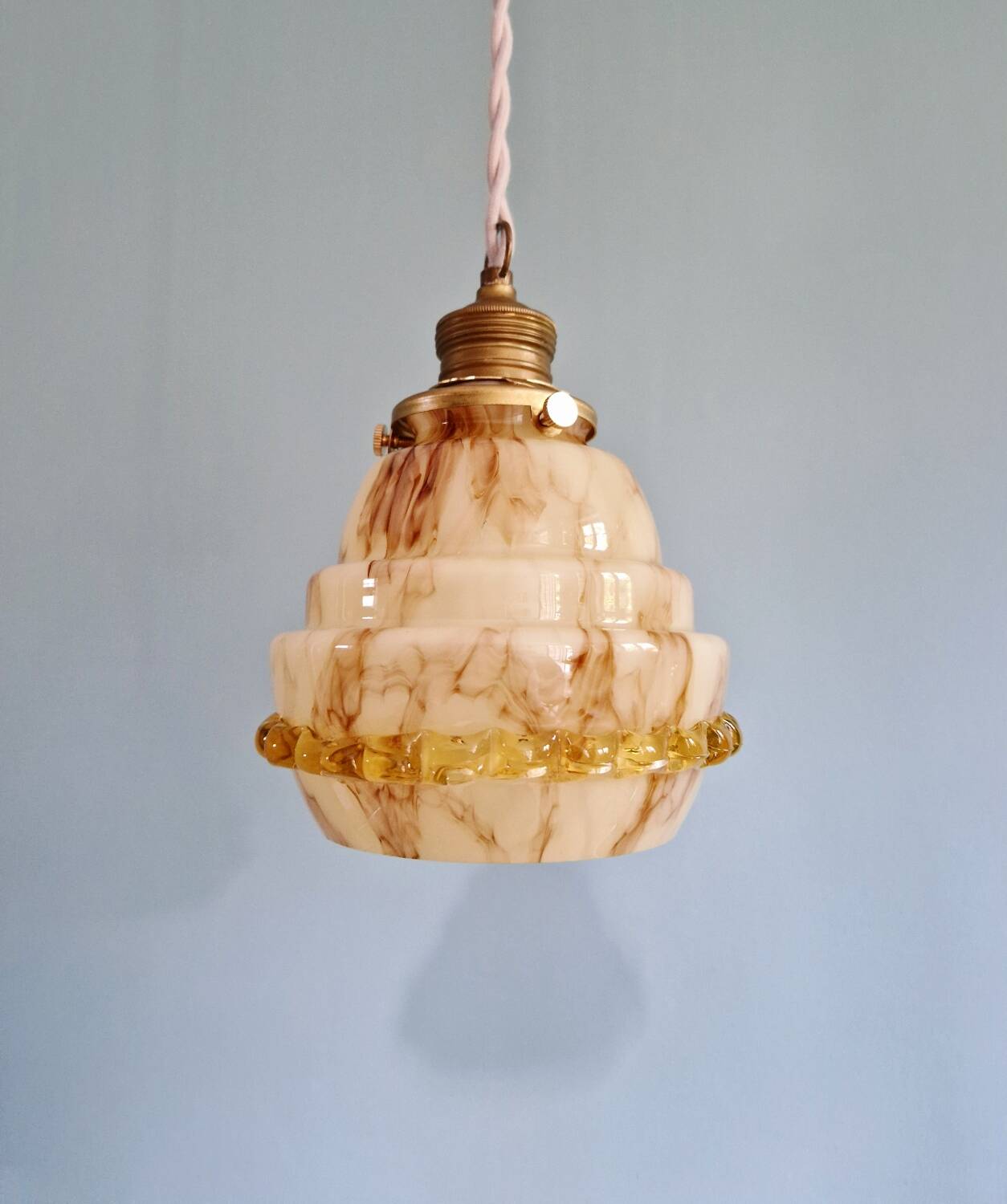 Duo de suspensions Art Déco en opaline et ouraline, 1920-30