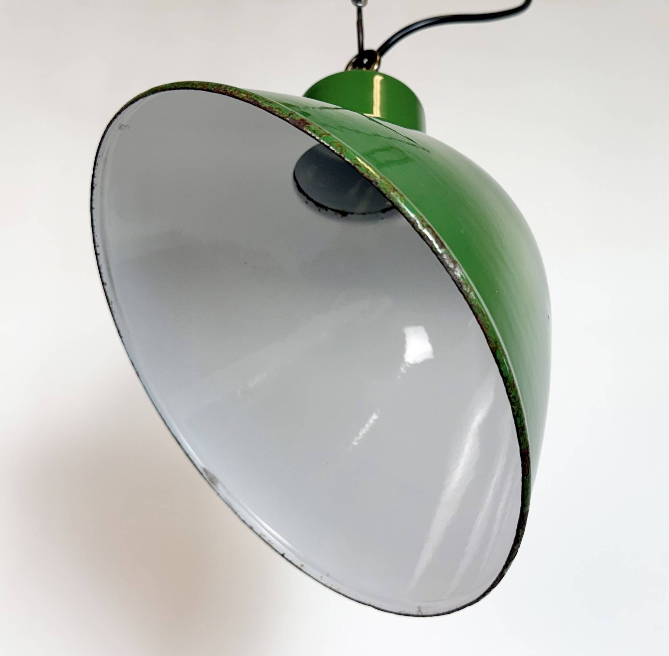 Suspension industrielle en émail vert, années 1960