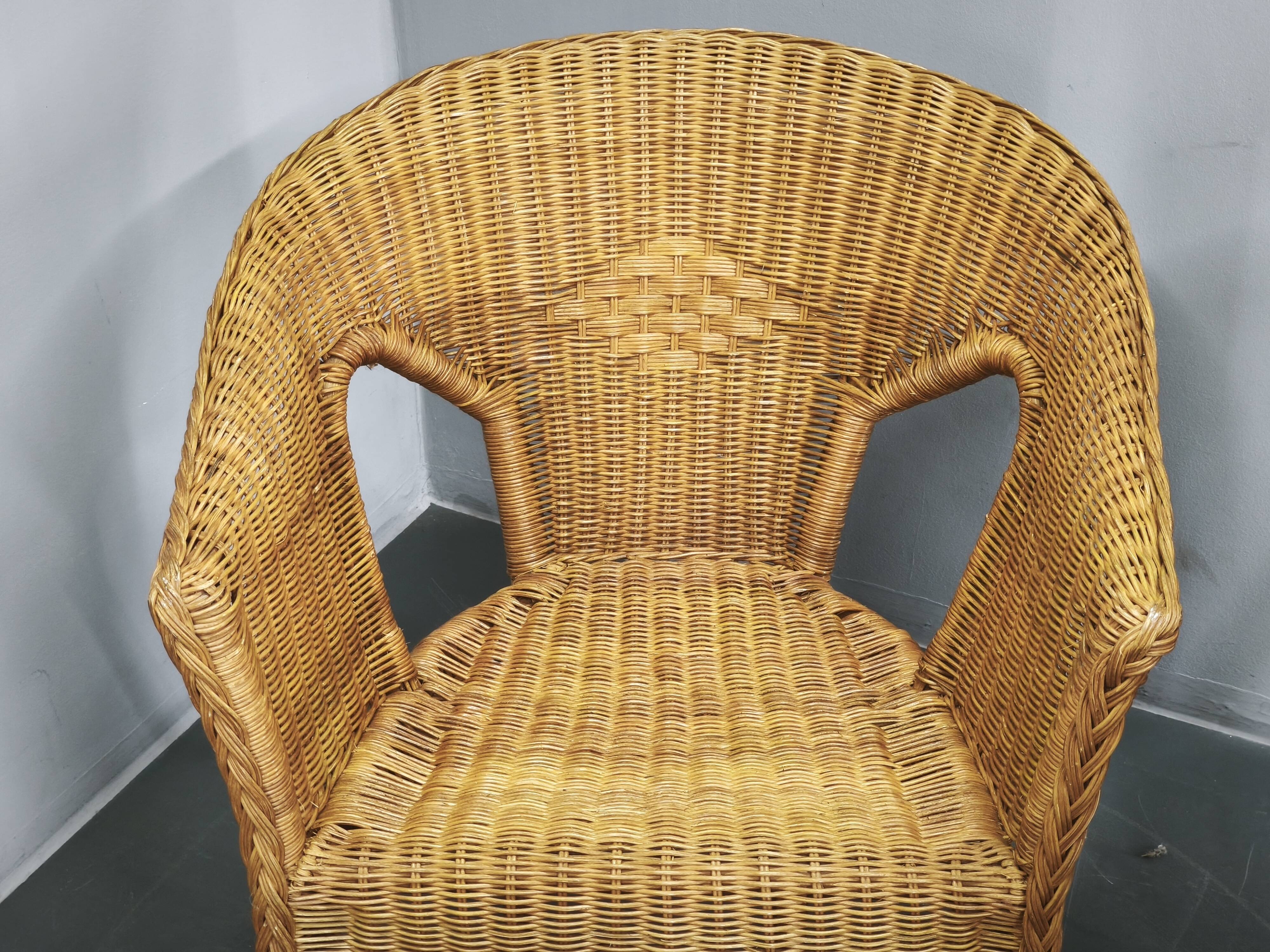 Ensemble de salon en rotin et osier italien des années 1950, quatre fauteuils et une table.