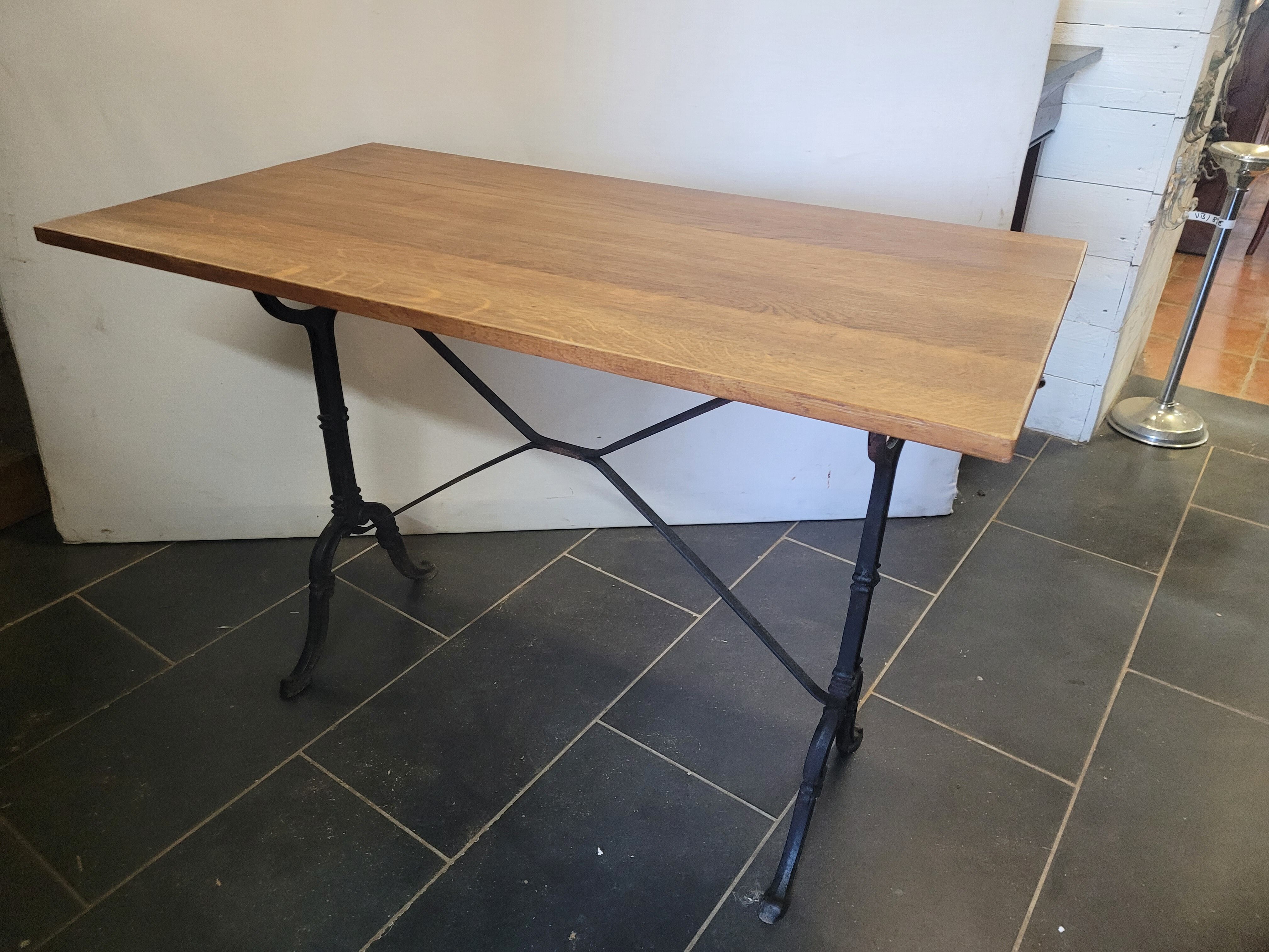 Table bistrot piètement fonte dessus en chêne