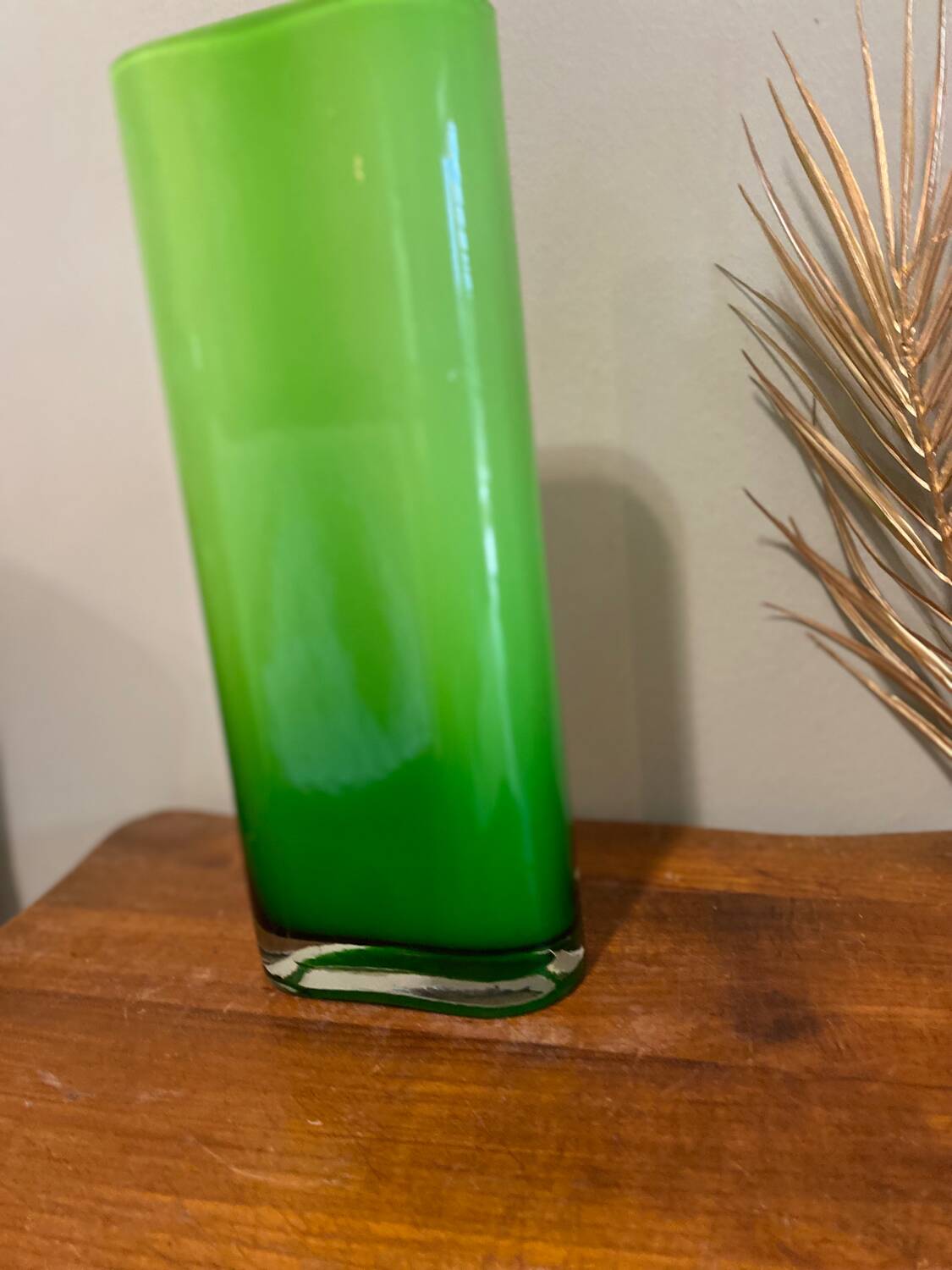 Vase en verre vert acidulé
