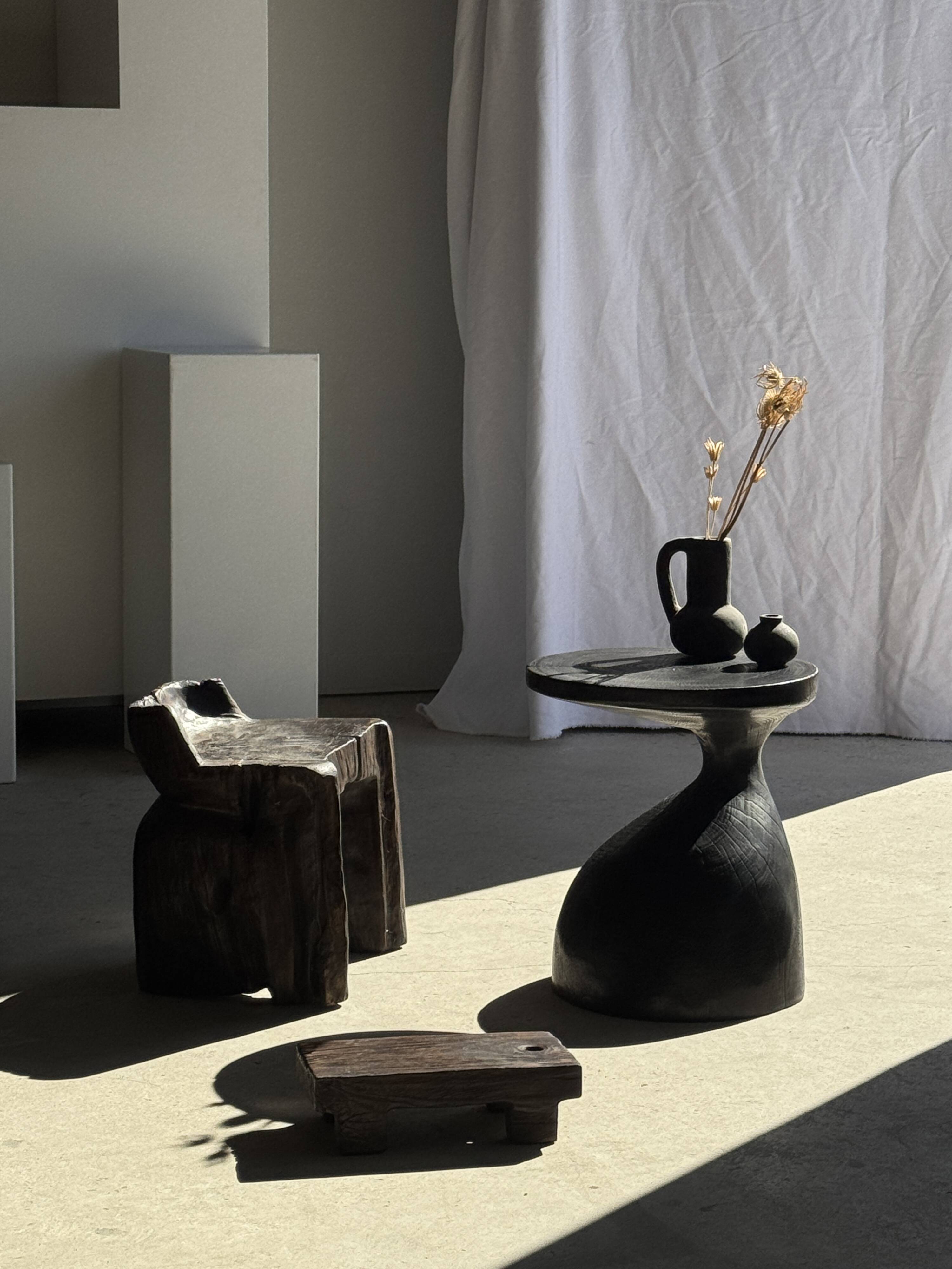 Sexy Neck - Solid wood side table (monoxyle) in organic shape colour