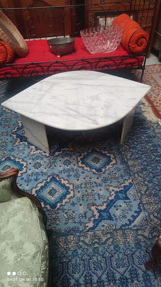 Coffee table in white Carrara marble with grey veins in the shape of an eye, circa 1970
