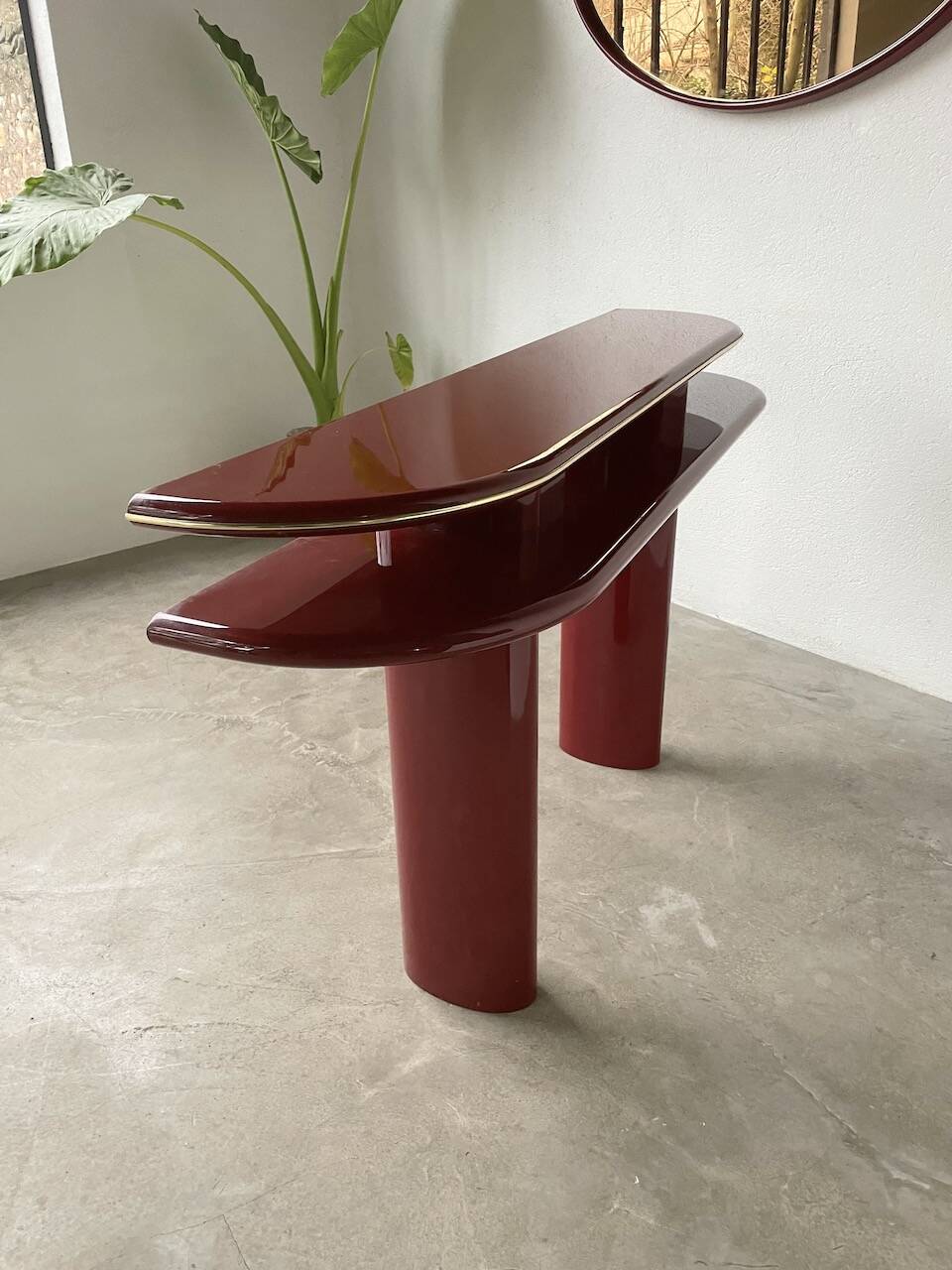 Red lacquered console and its mirror from the 80s
