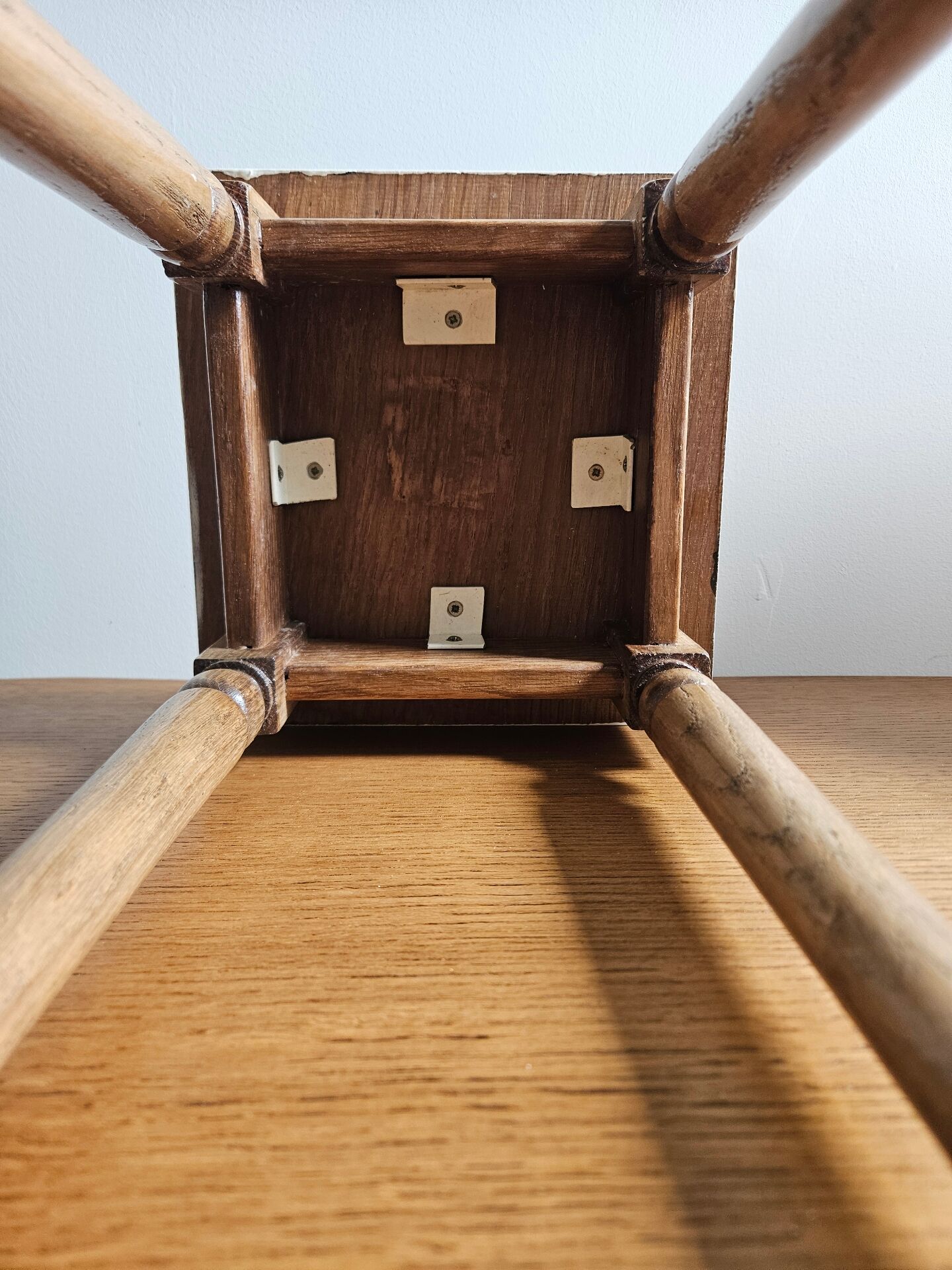 Tabouret ancien en bois brut et blanc cassé