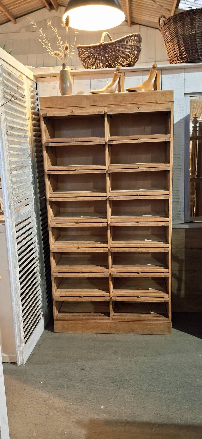 Trade cabinet with flaps