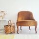 Fauteuil crapaud en velours ocre foncé