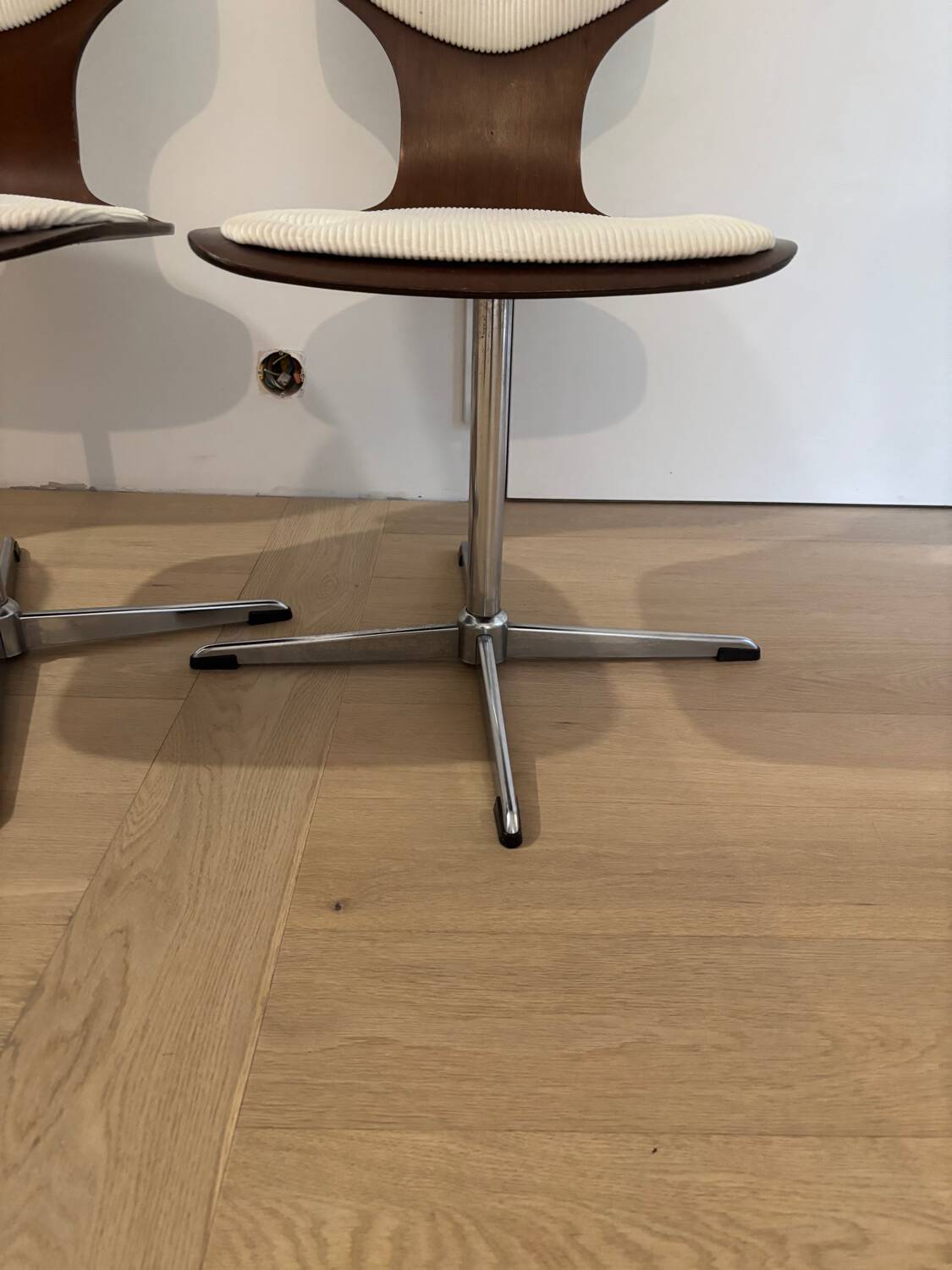 Lot of 4 vintage swivel chairs in the style of Arne Jacobsen.