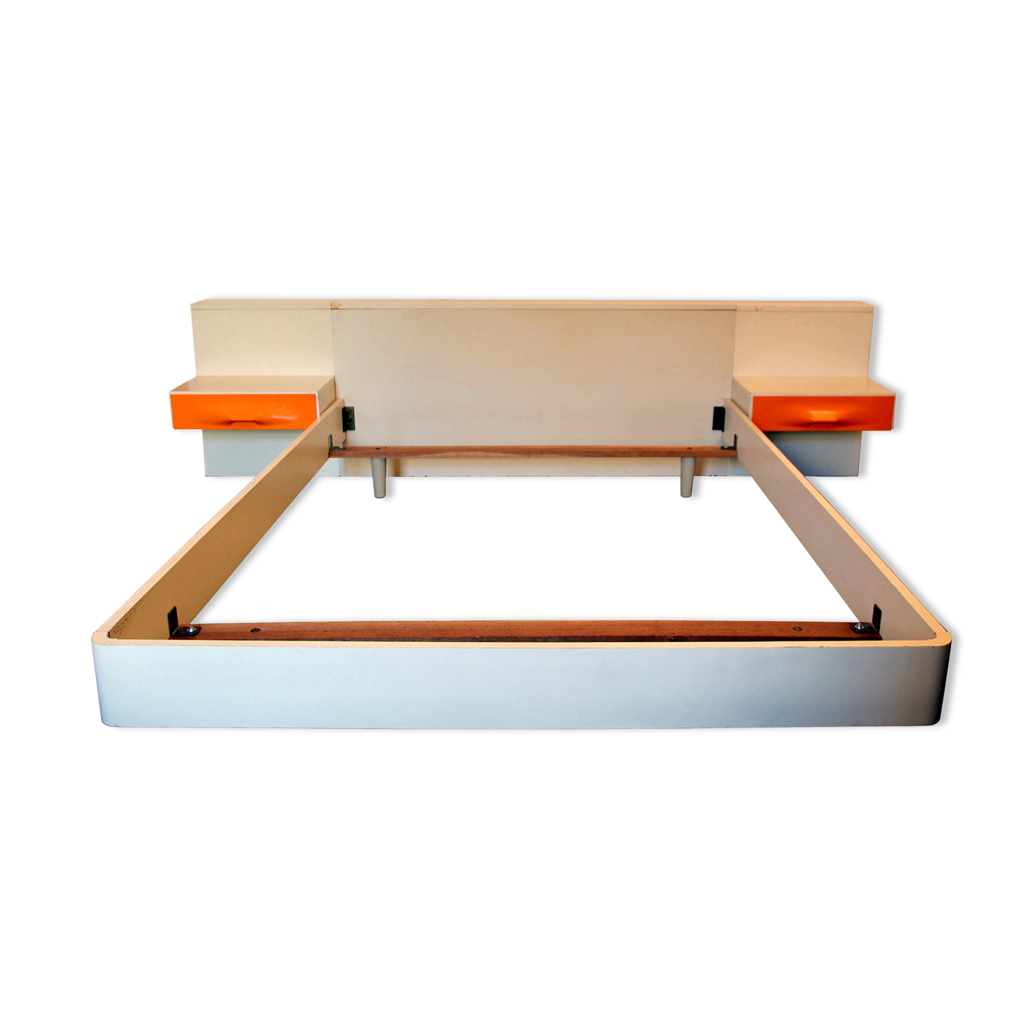 DF 2000 bed by Raymond Loewy