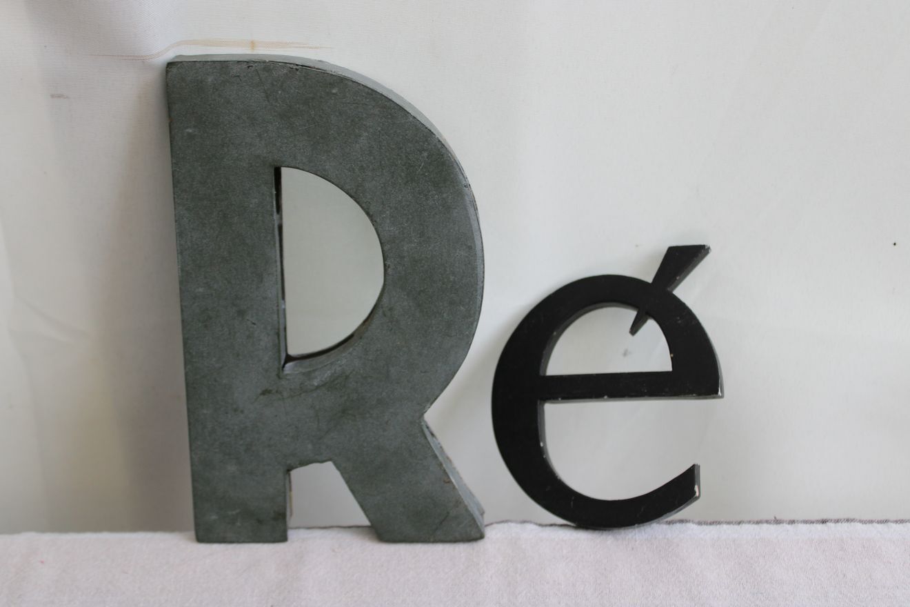 Set of 2 letters of sign