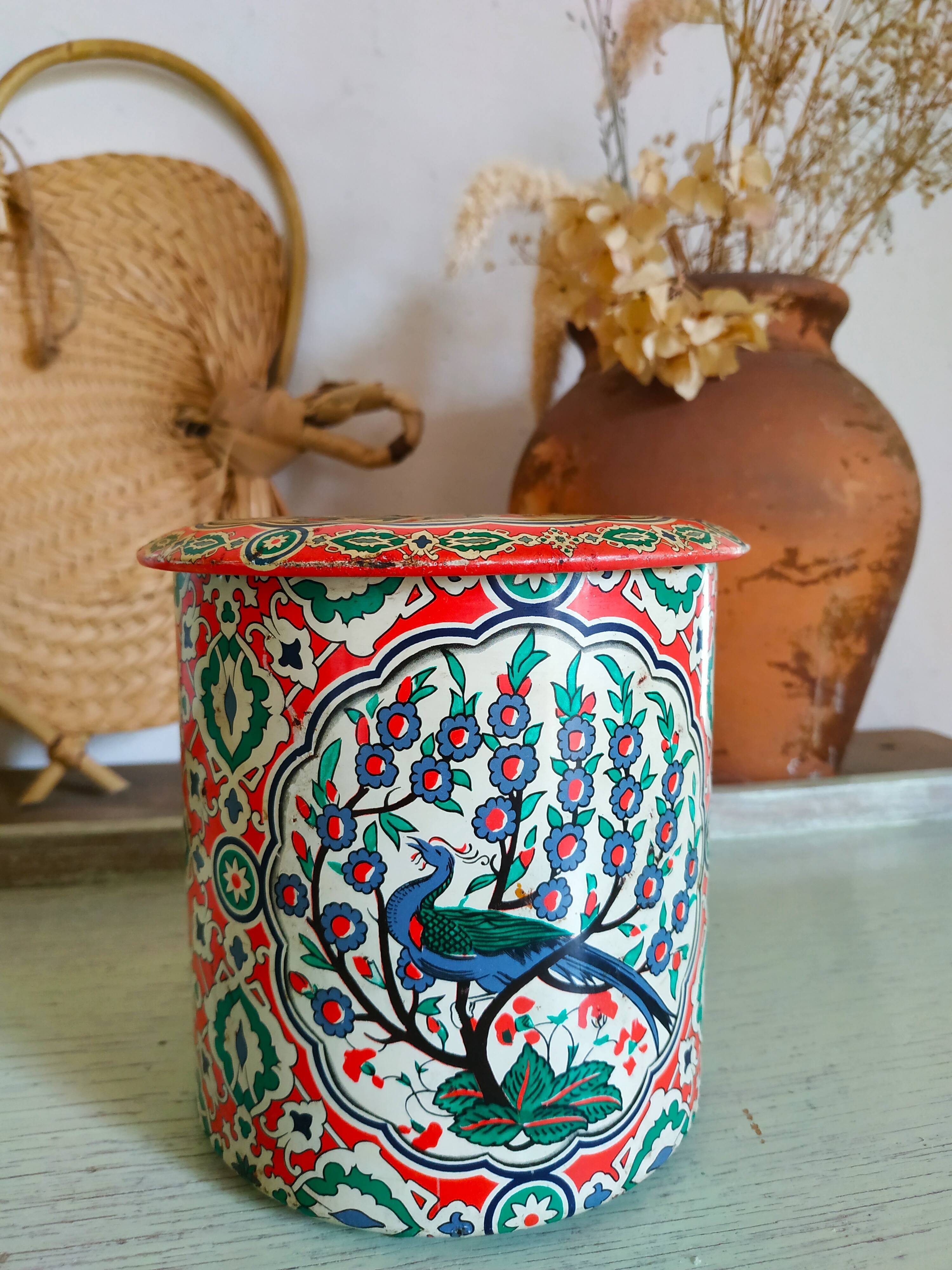 Boîte colorée ancienne motifs floraux et paon