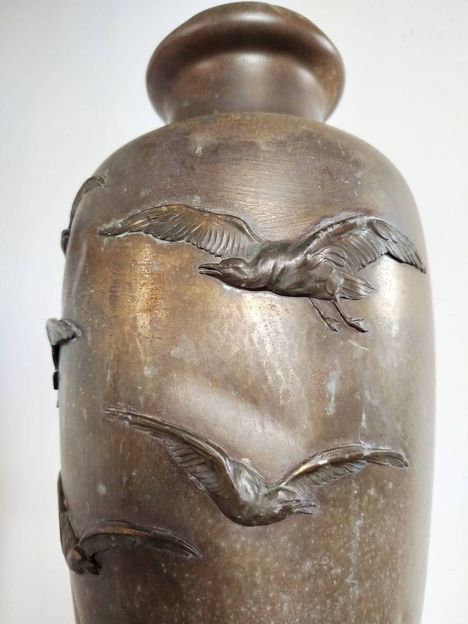 Large Art Deco vase in patinated brass, relief decoration of birds – year