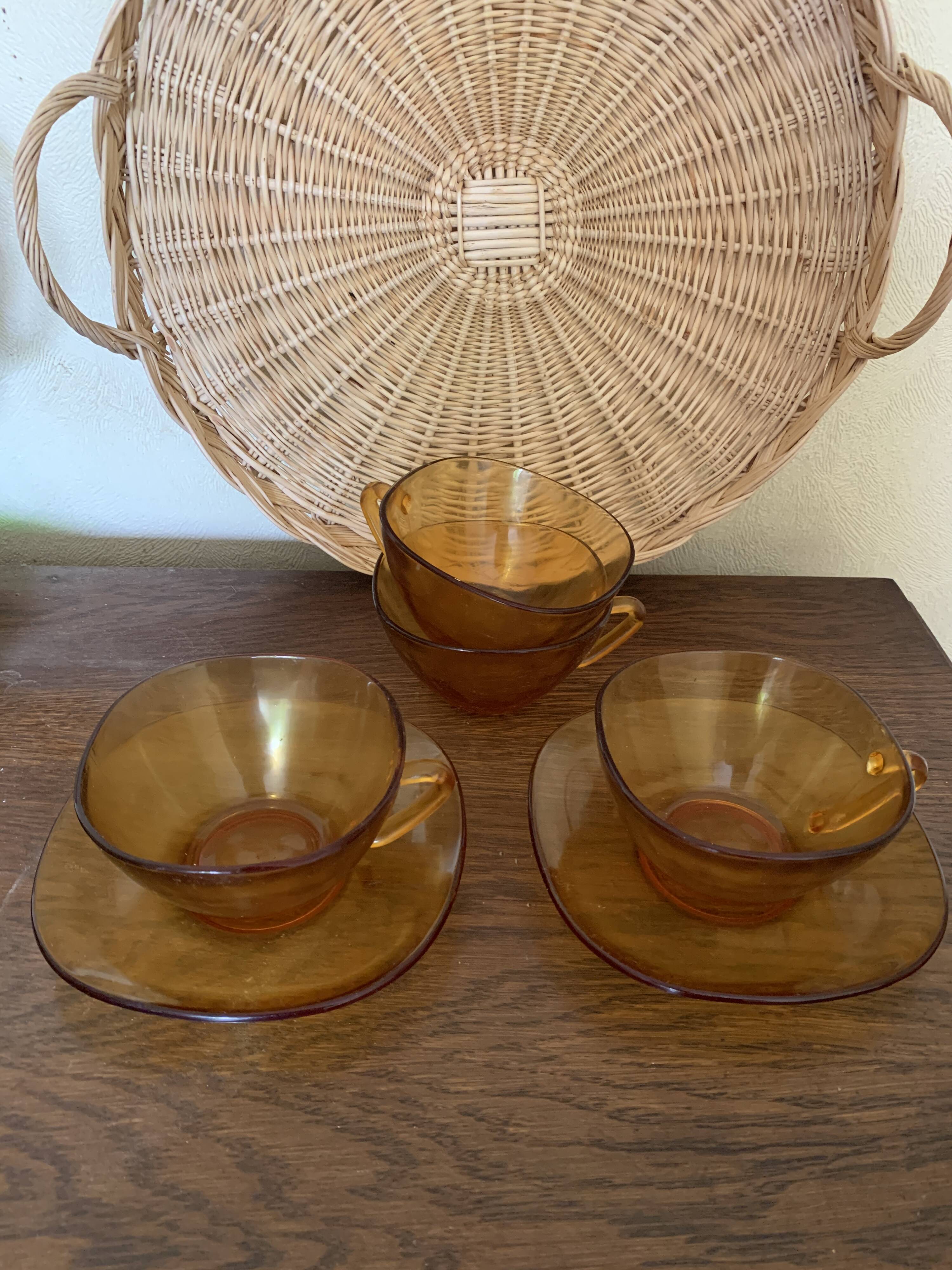 4 coffee cups, 3 saucers, 5 small and 2 large plates VERECO