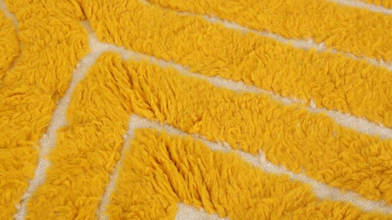 Ecru Moroccan rug with geometric patterns 250cm x 150cm