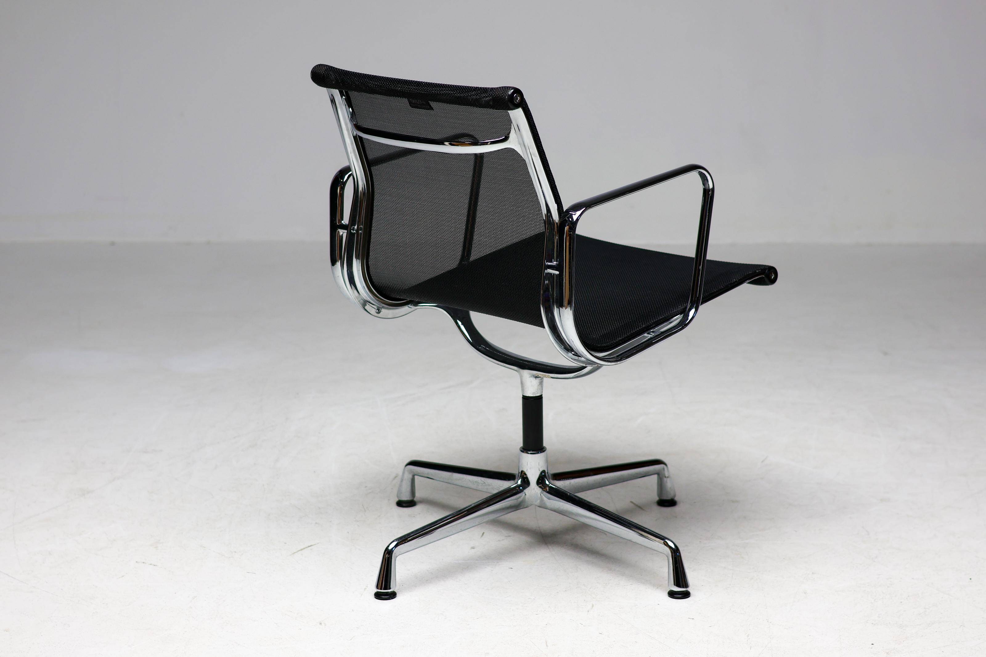 Ensemble de quatre chaises pivotantes EA108 Eames "Aluminium Group" par Vitra en noir