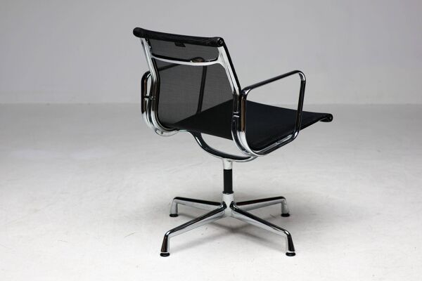 Ensemble de quatre chaises pivotantes EA108 Eames ''Aluminium Group'' par Vitra en noir