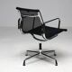 Ensemble de quatre chaises pivotantes EA108 Eames "Aluminium Group" par Vitra en noir