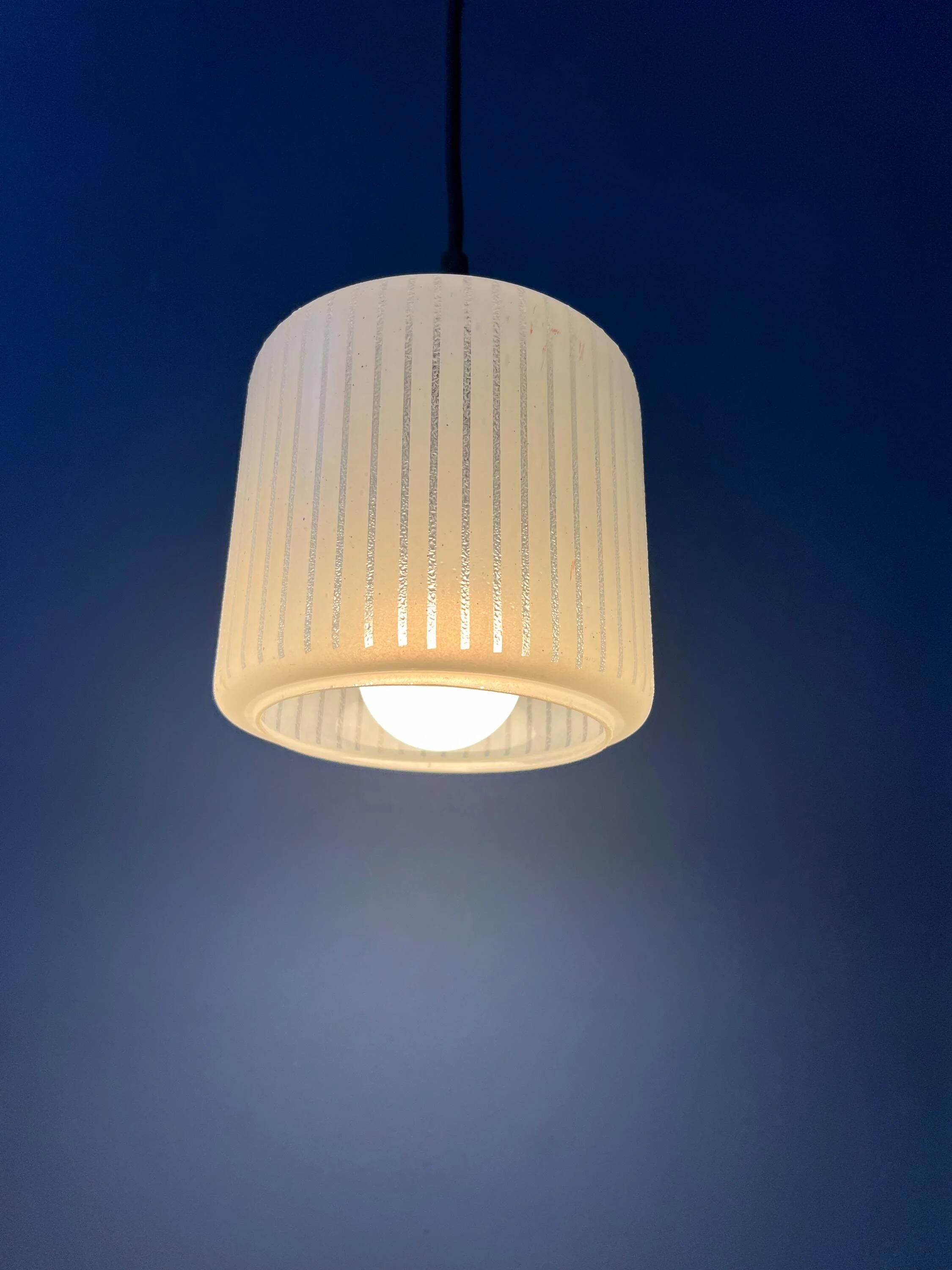 Suspension en verre en forme de « canette » rayée, Mid-Century