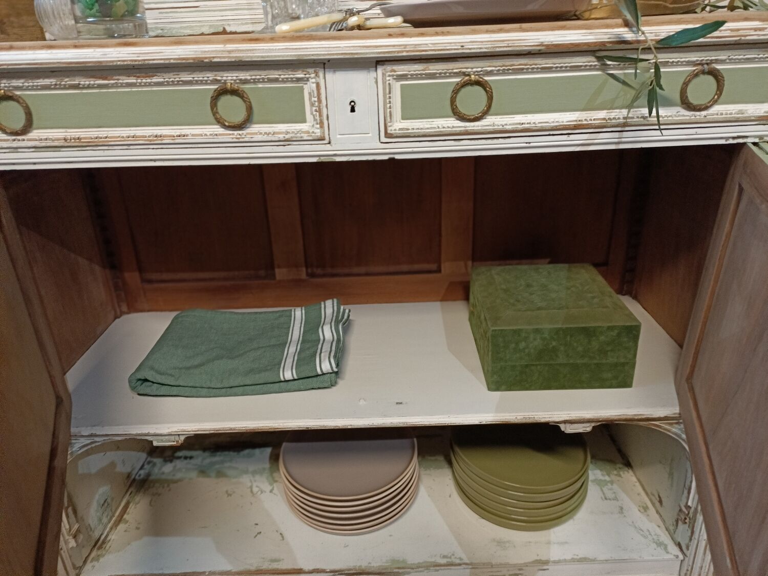 Patinated buffet service