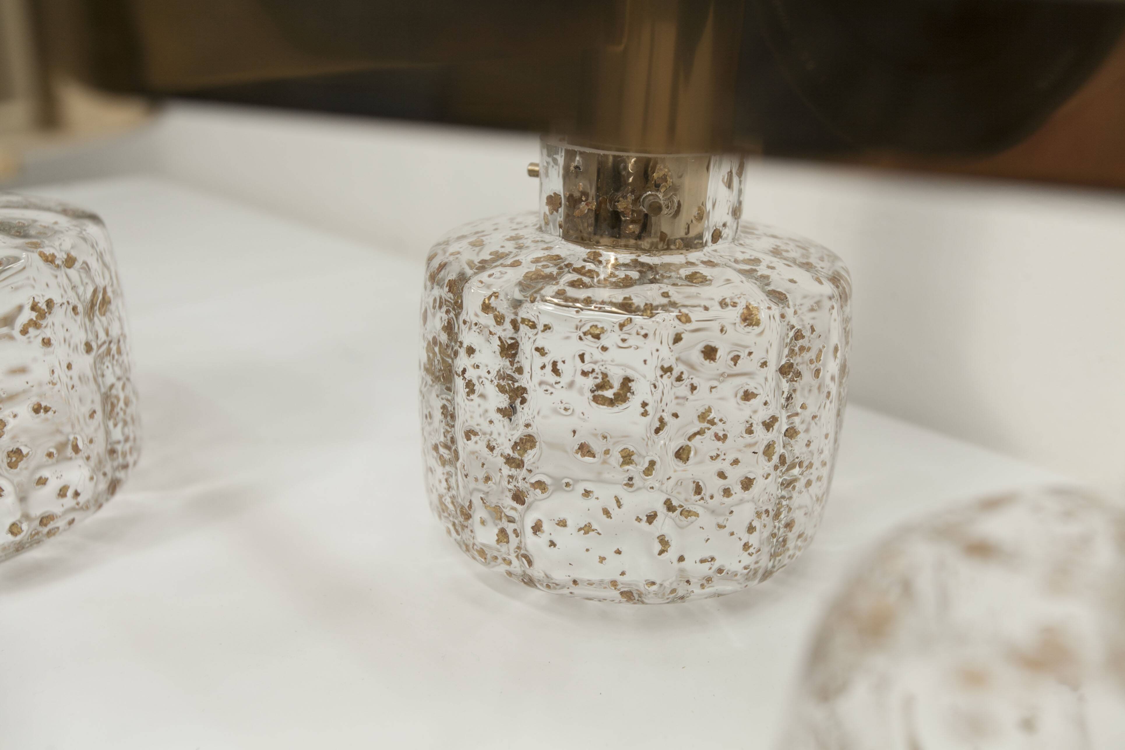 Lustre 5 branches doré et verre soufflé à paillettes dorées 1960