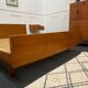 Lit 2 places vintage et tables de nuit
