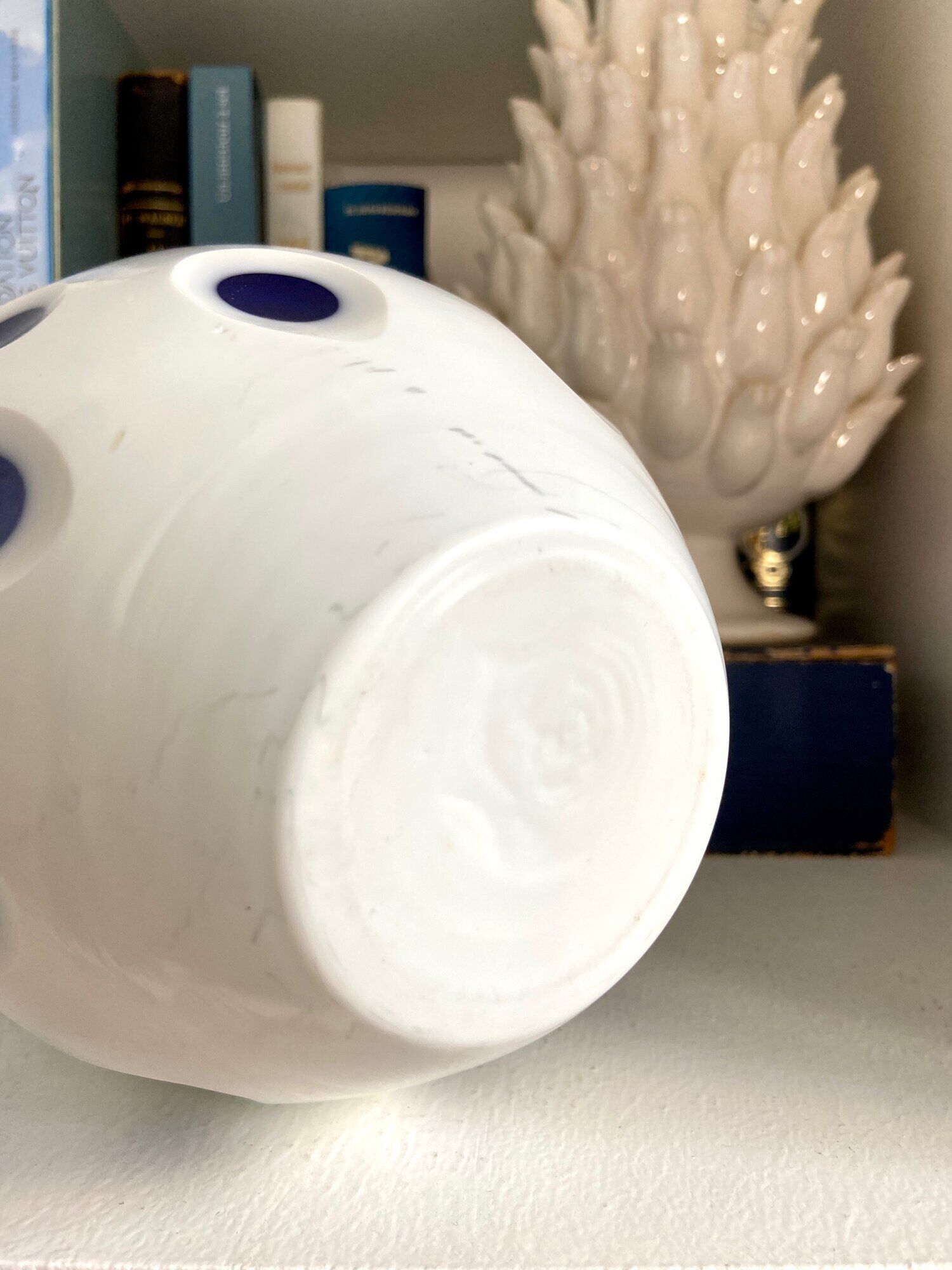Vase overlay en pâte de verre blanche et bleue