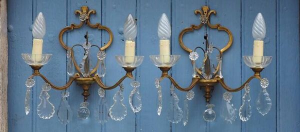 Appliques murales 2 feux antiques françaises en bronze doré et cristal, années 1940