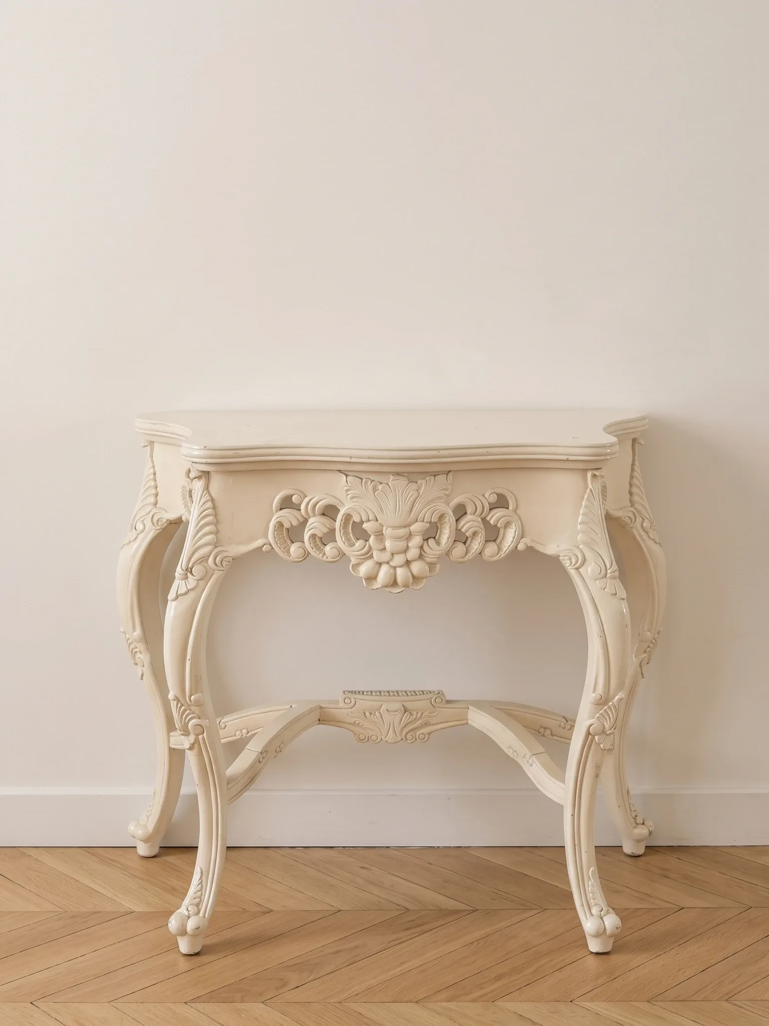 Console in Louis XV style, carved wood in off-white.