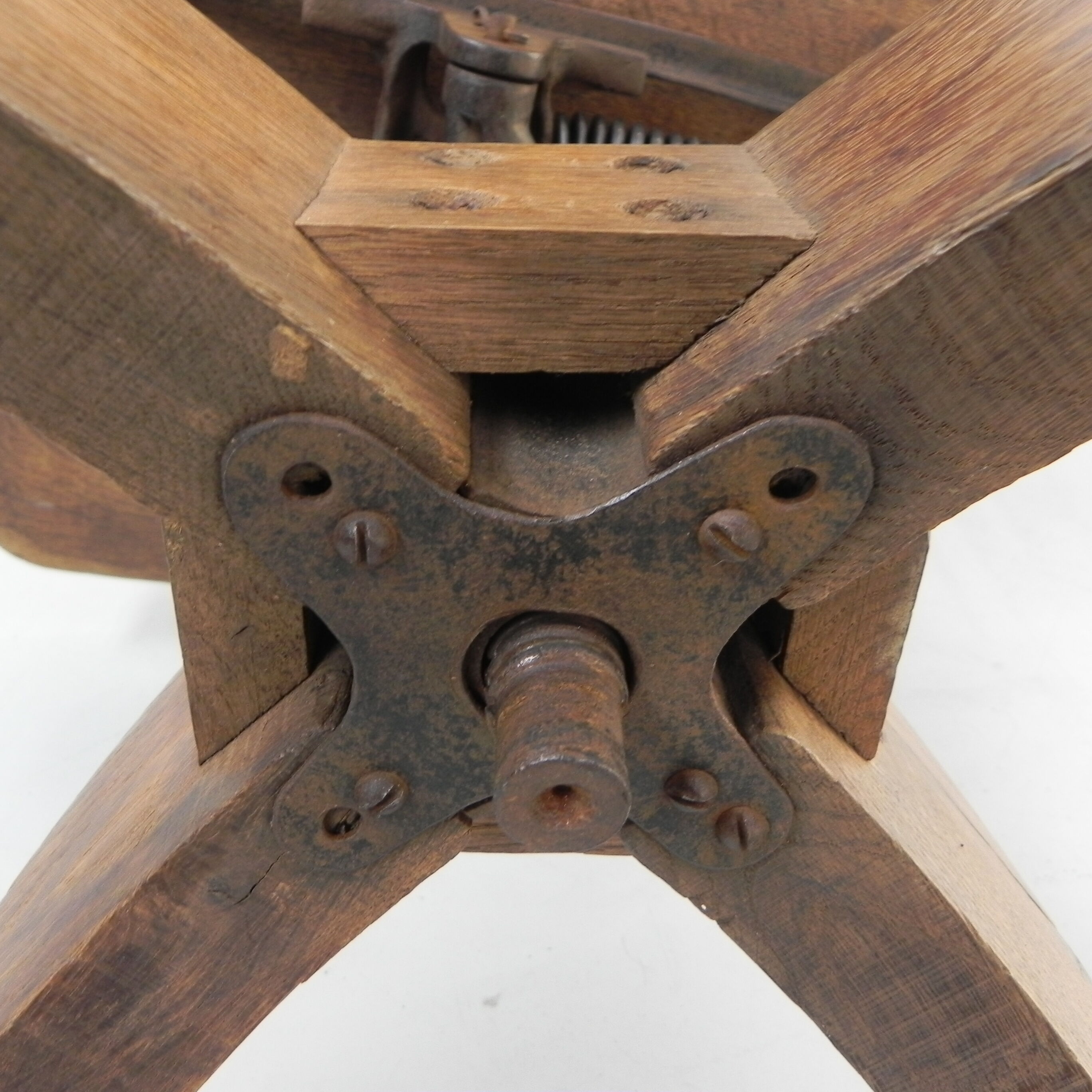Oak office chair with spring mechanism and armrests
