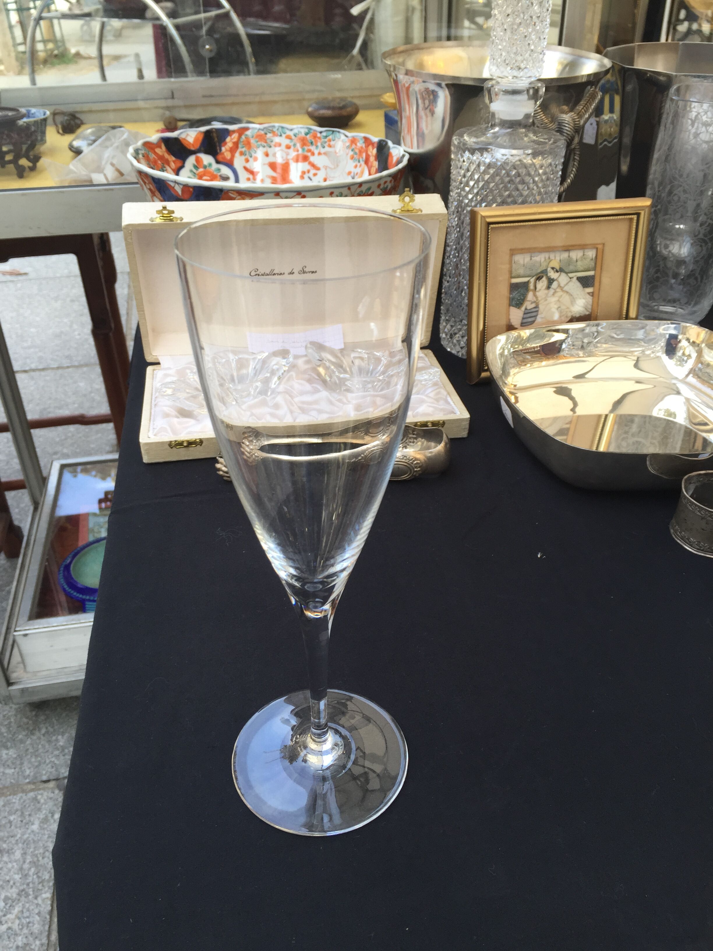 Service of 12 Baccarat champagne flutes.