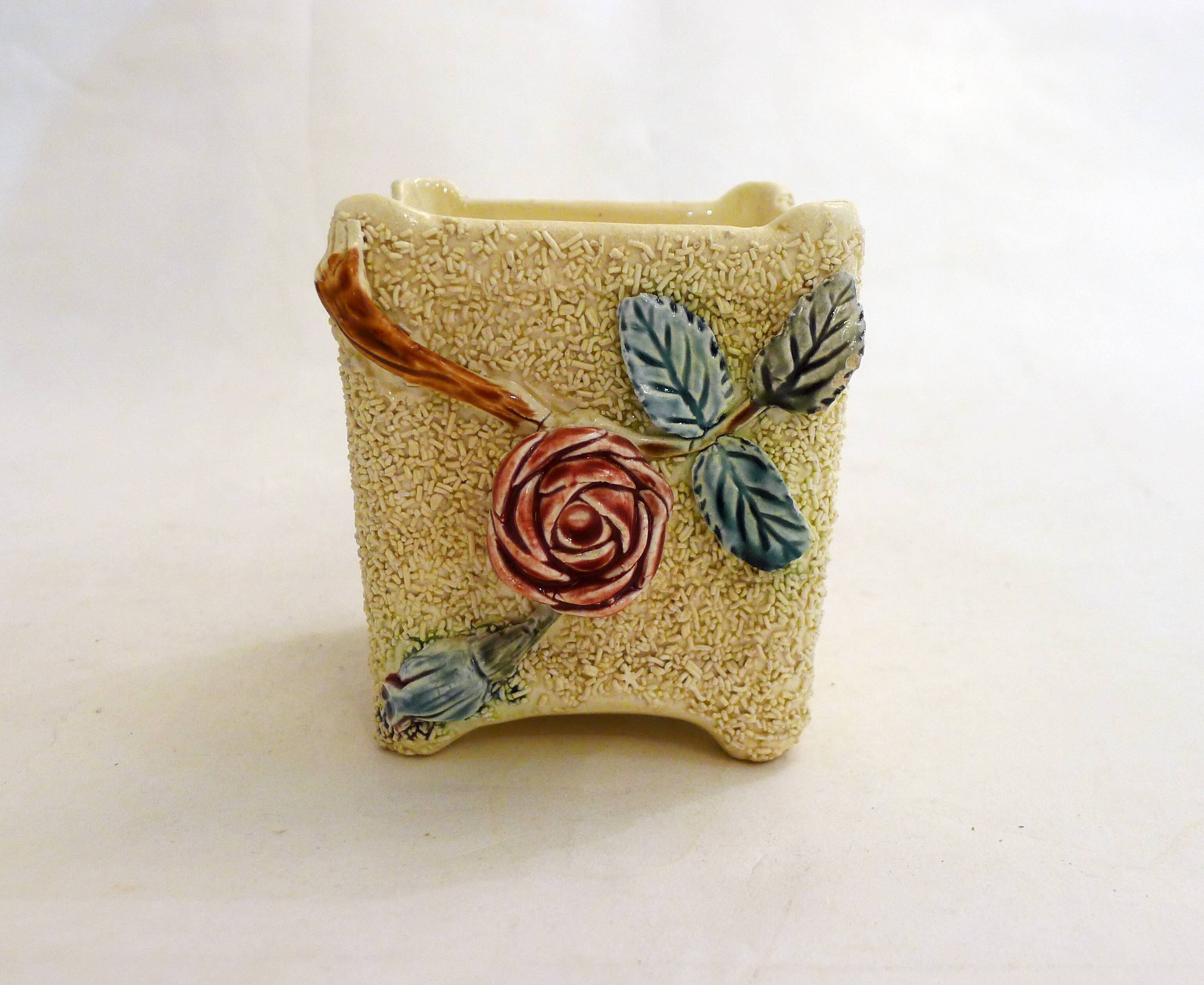 Small rose-patterned cache-pot in earthenware.