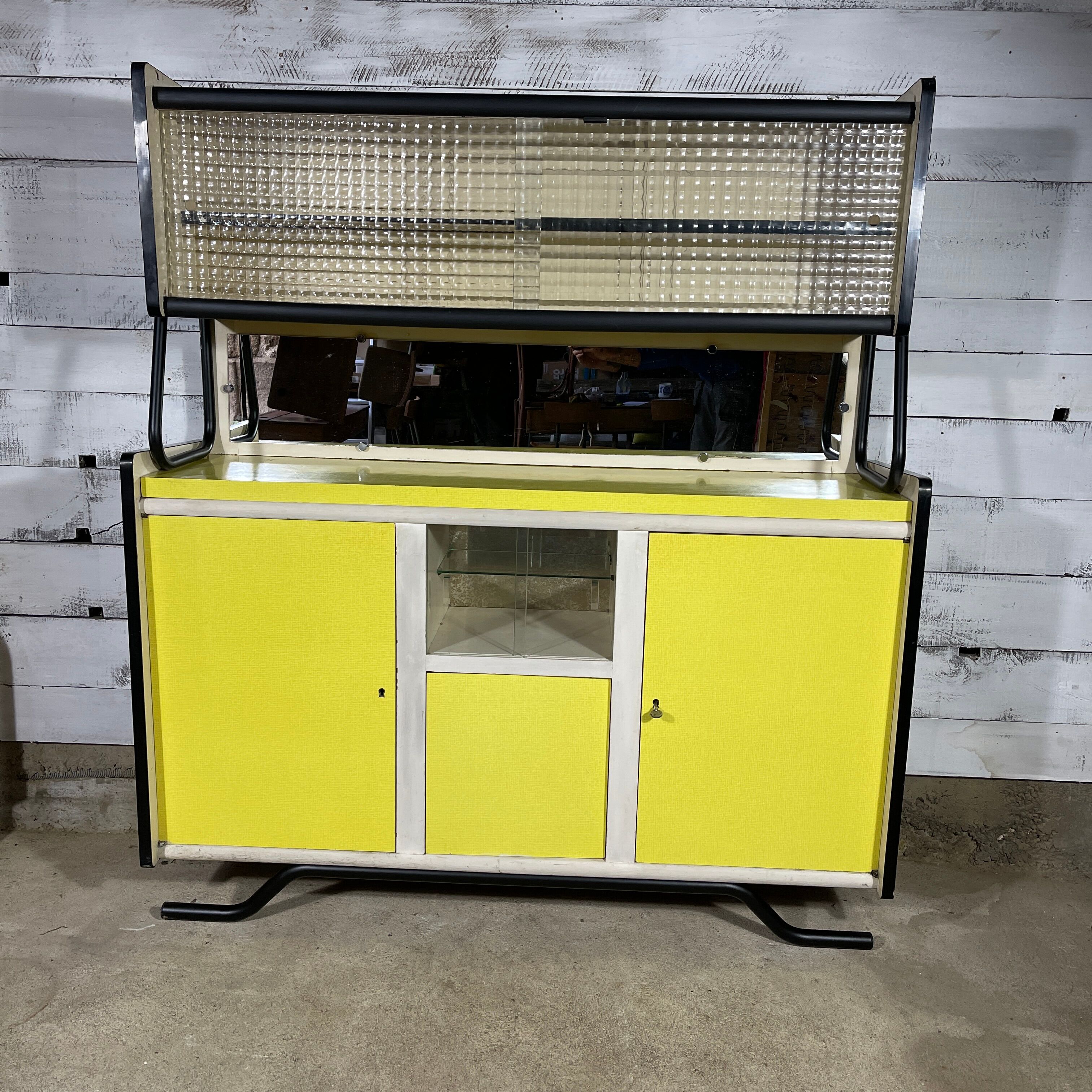 Yellow vintage kitchen furniture in Formica