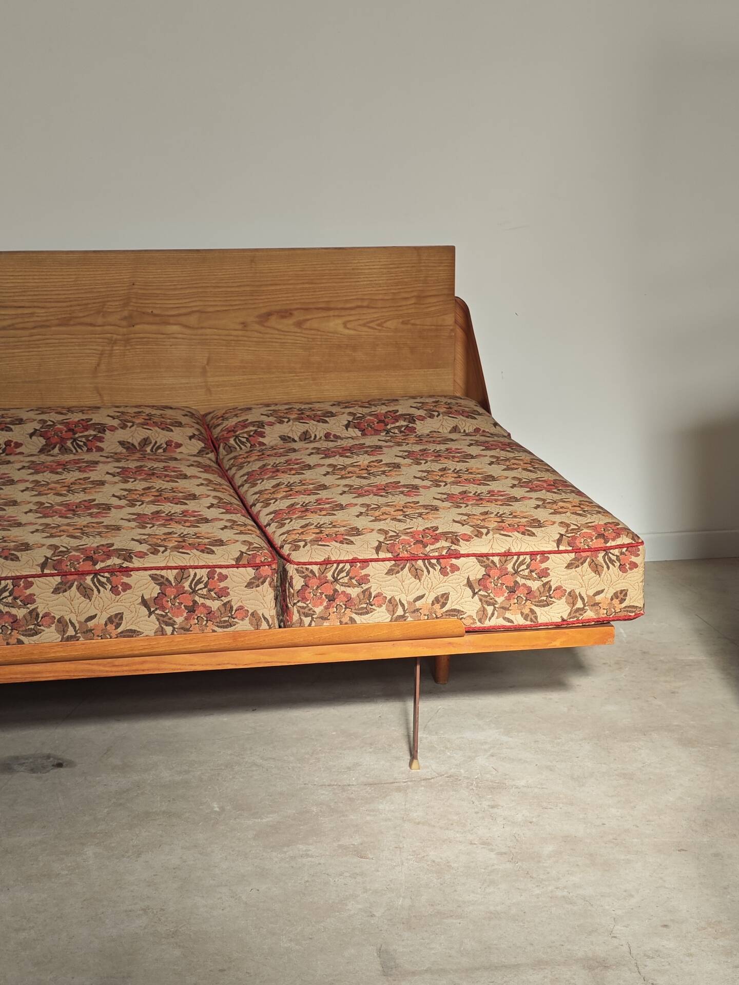 Folding sofa bed Canapé banquette Interier Praha 1960 floral pattern fabric