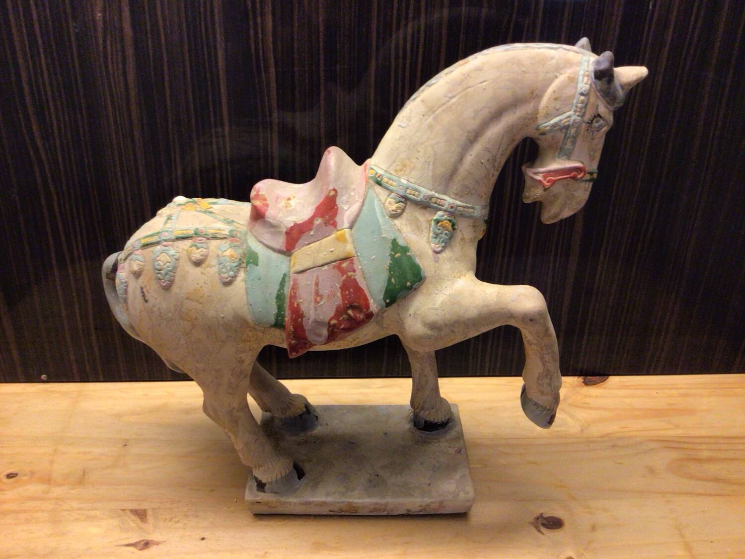 Cheval décoratif en terre cuite