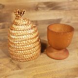Coquetier en bois et cache-oeuf en paille