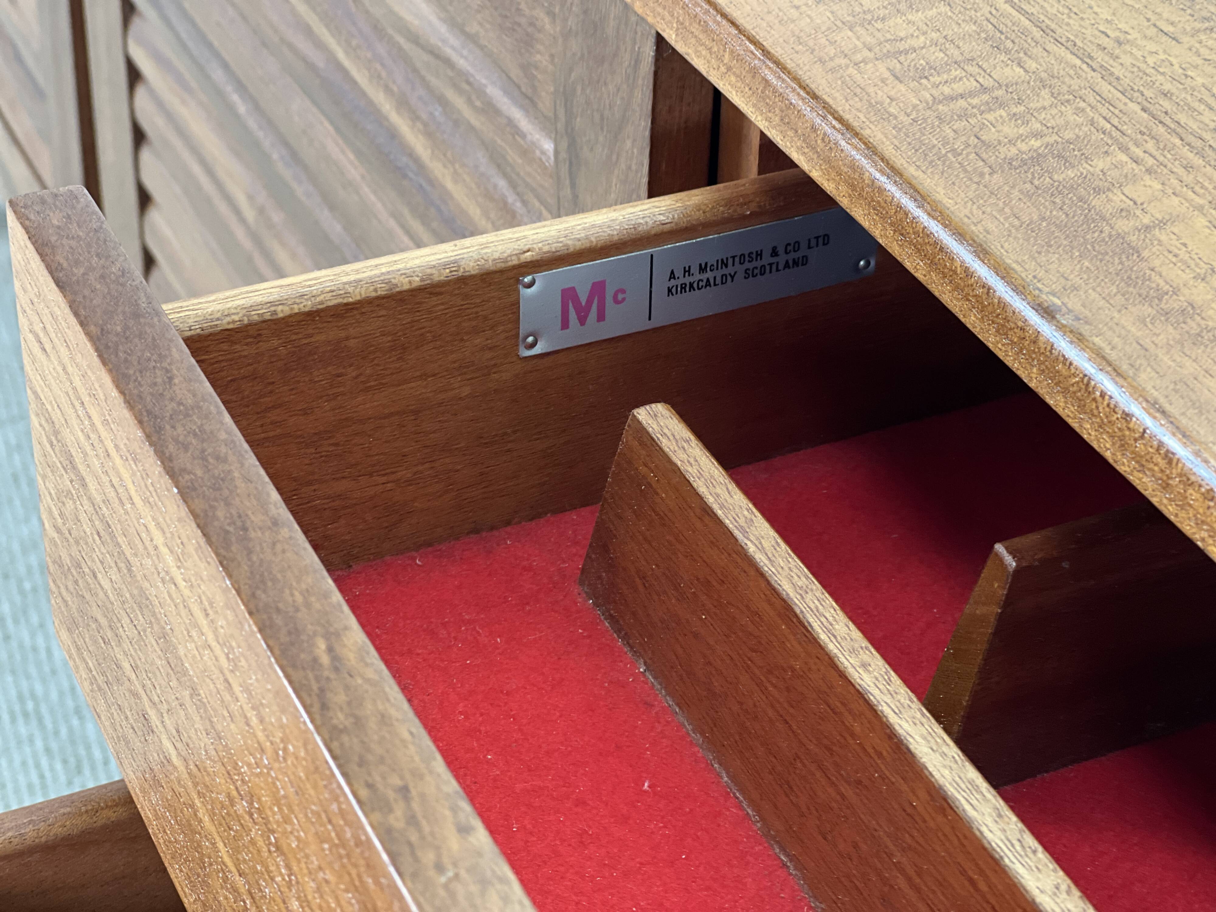 Buffet Mcintosh en noyer.