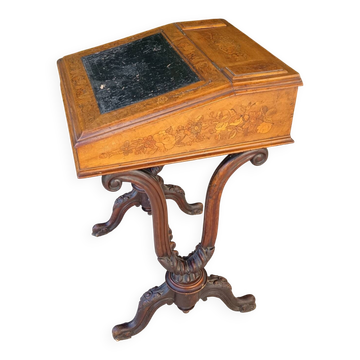 Davenport desk in marquetry walnut, Victorian era.