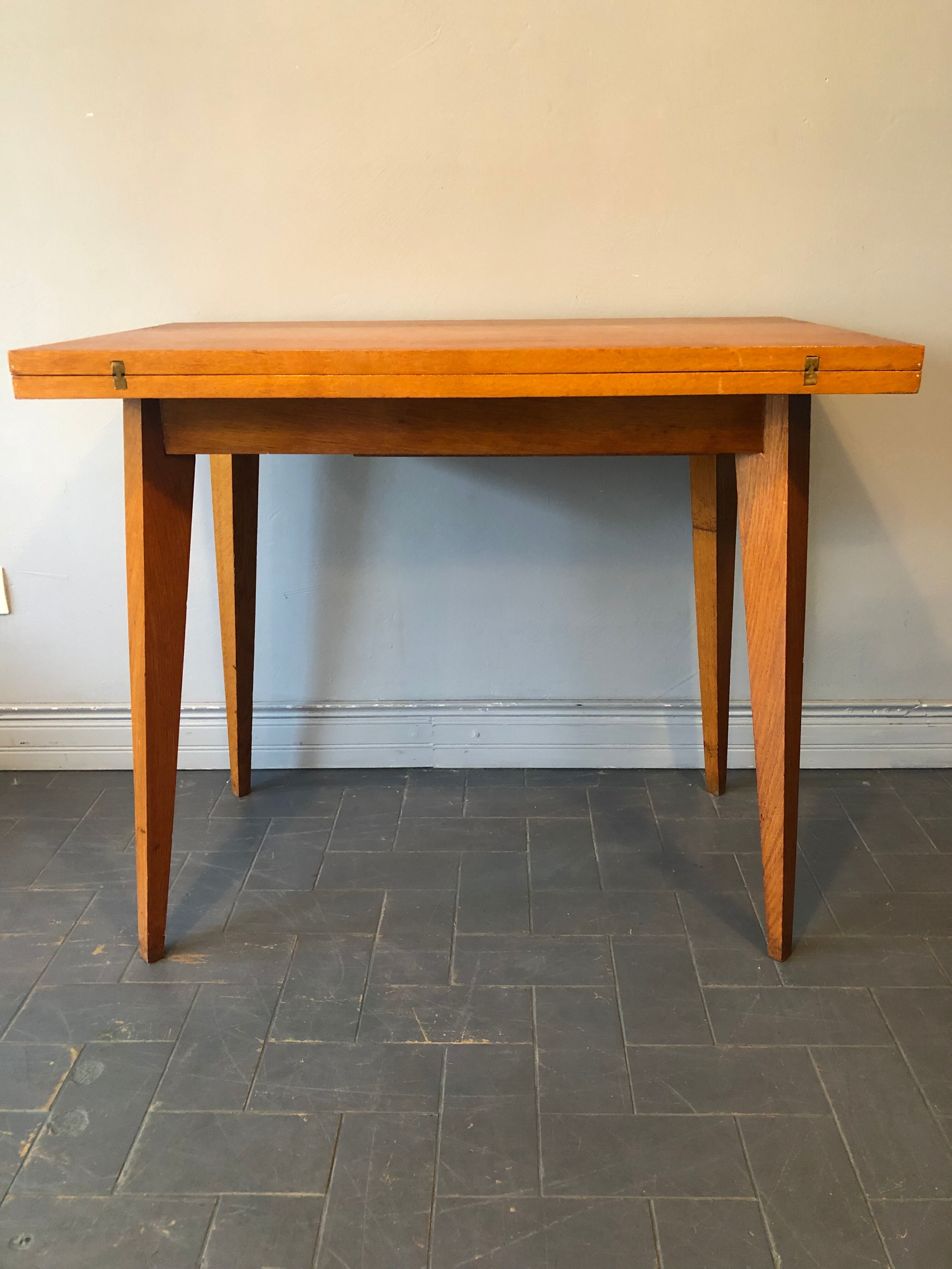 Wallet game table