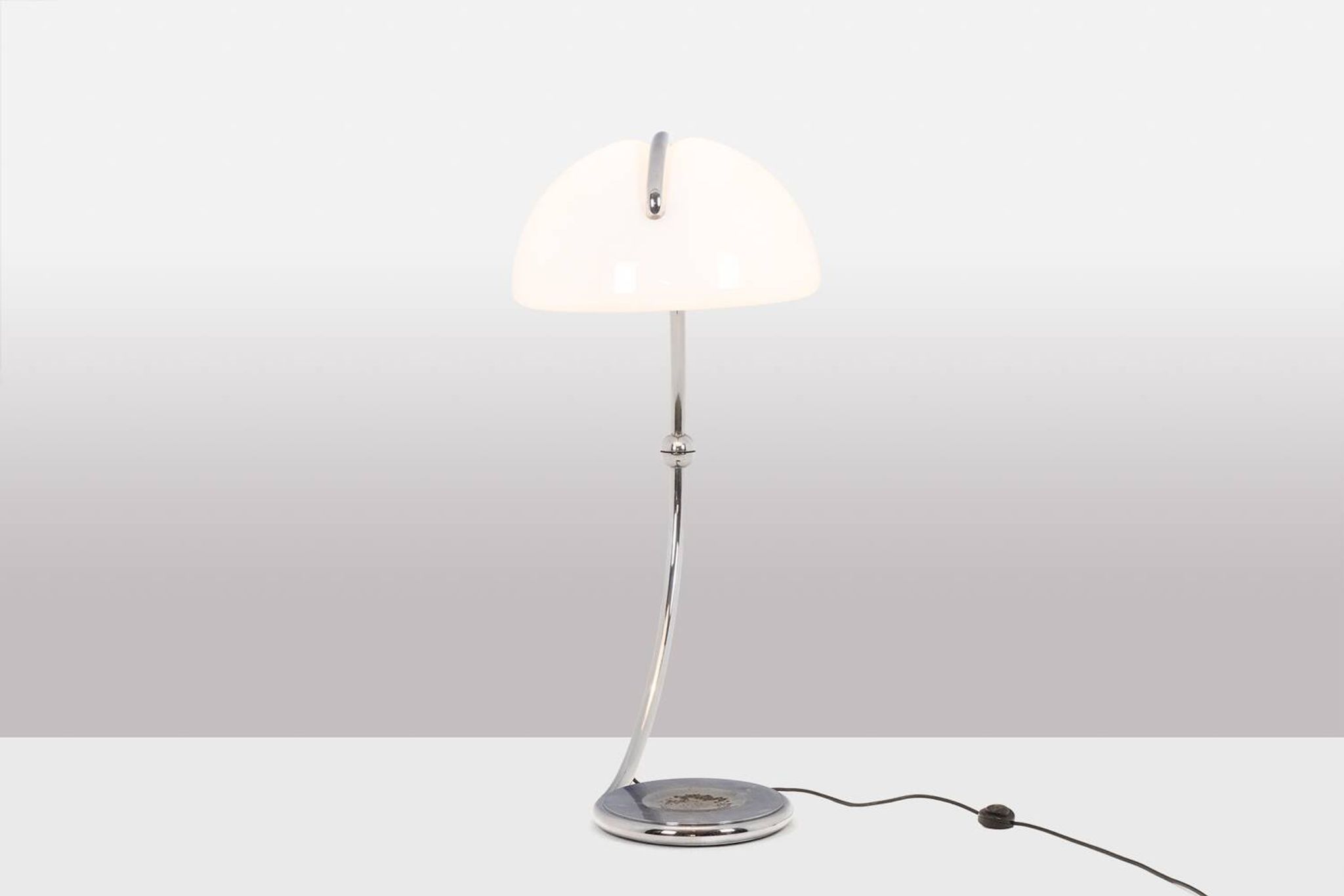 Lampadaire en métal chromé Elio Martinelli, années 1970