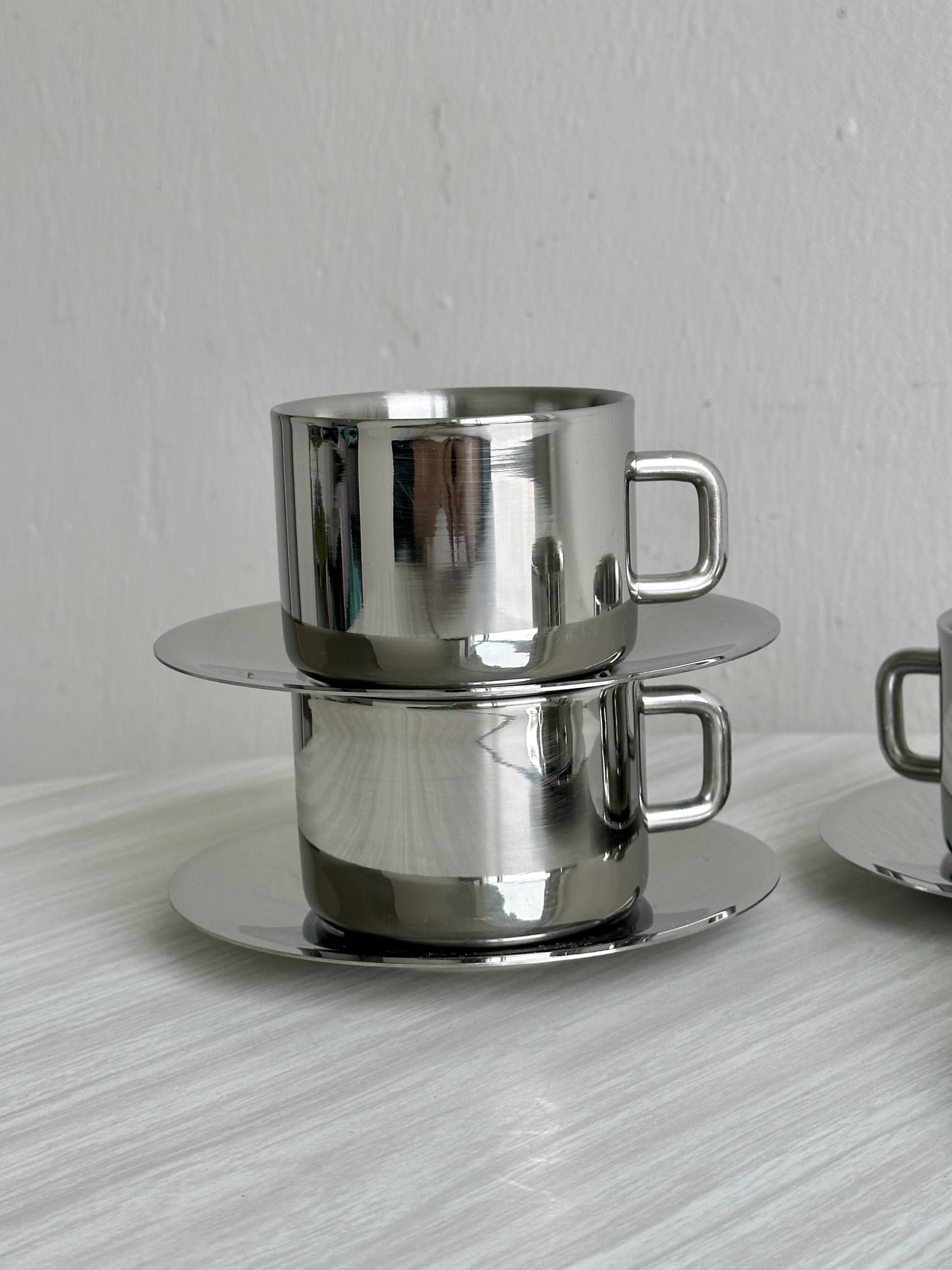 Set of 4 stainless steel coffee cups with saucers