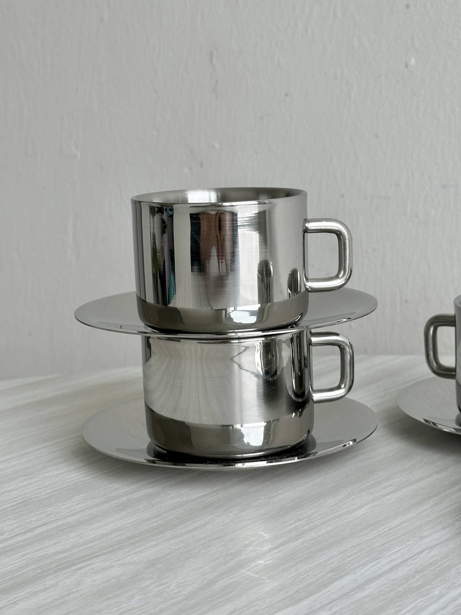 Lot de 4 tasses à café en inox avec sous-tasses