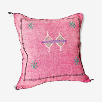 Coussin sabra soie végétale de cactus broderies motifs berbères marocains rose fuschia