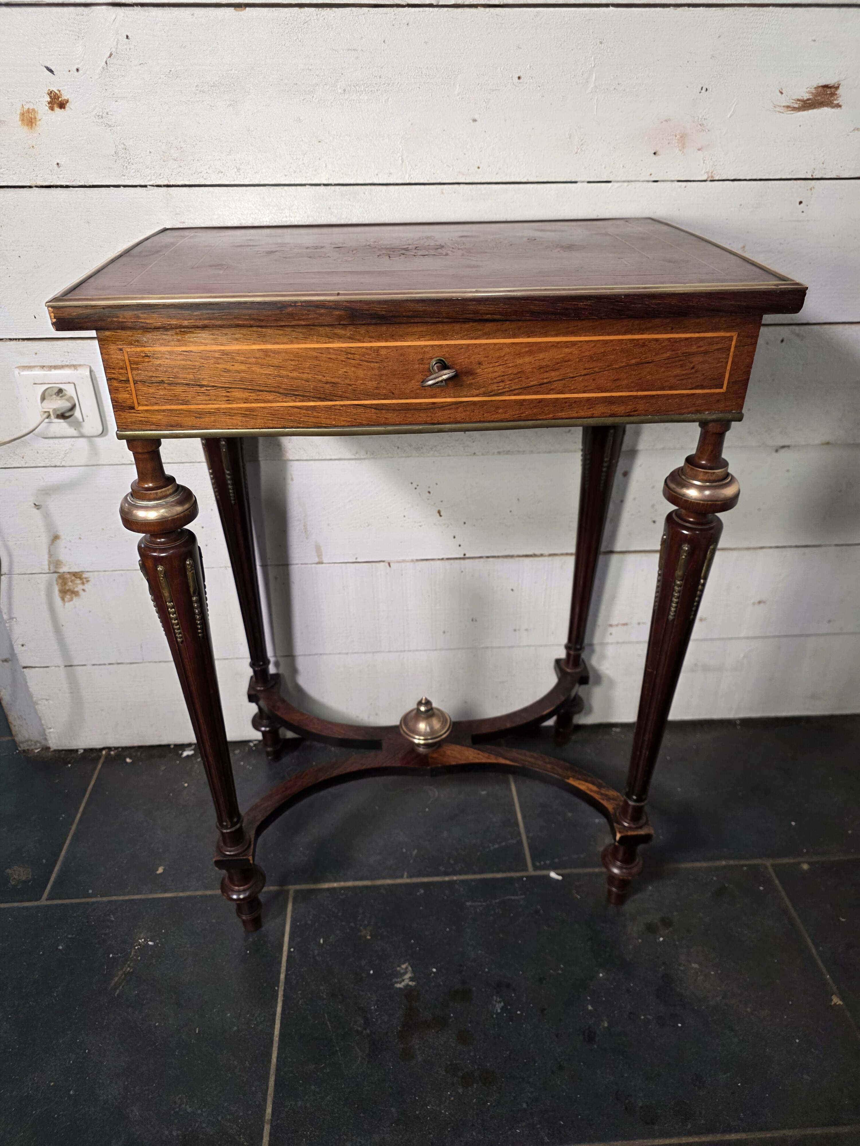 Napoleon III hairdresser in walnut and brass marquetry from the 19th century.
