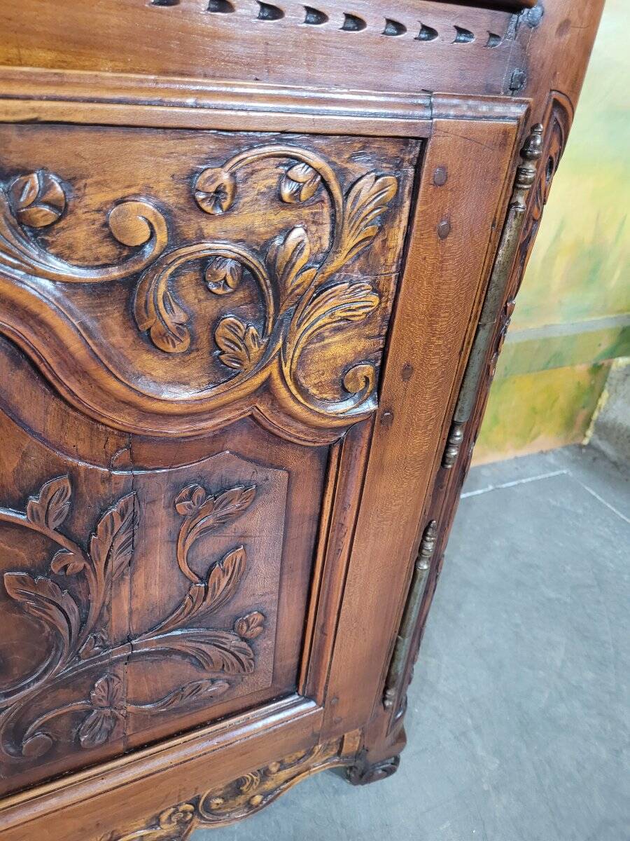 Buffet sculpté Louis XV en noyer