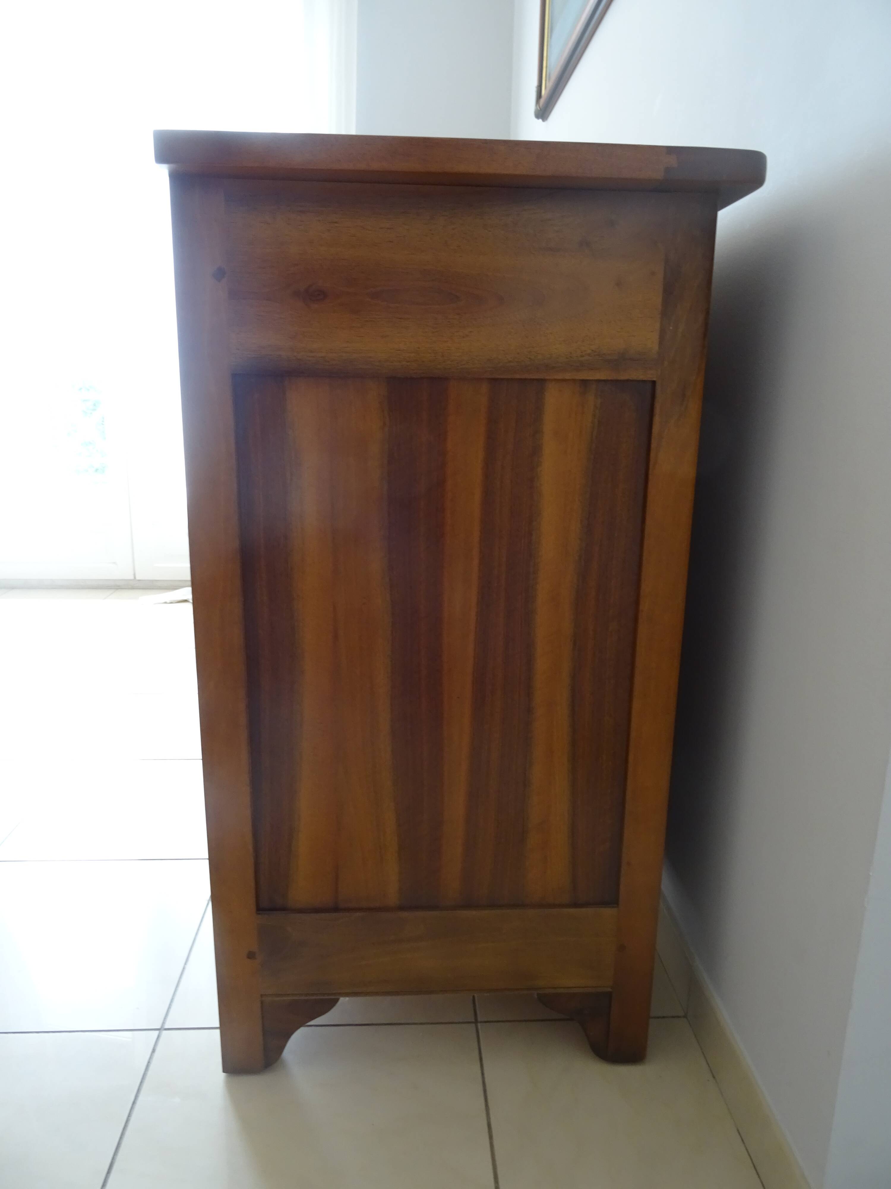 Very much in solid walnut, 3 doors.