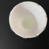 White and blue opaline soliflore