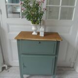 Meuble vintage en vert fumé, plateau bois.