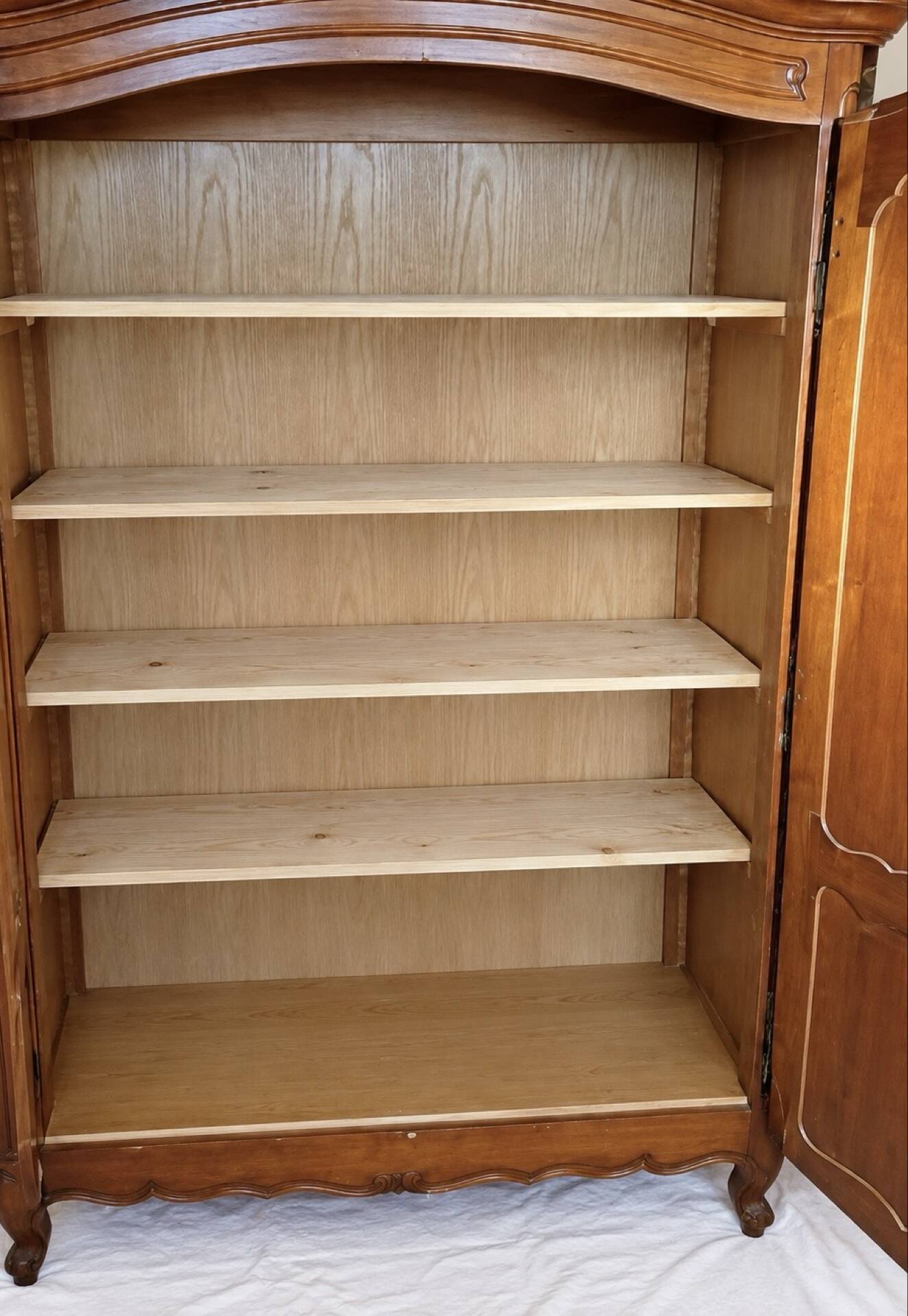 Linen cupboard in cherry wood in Louis XV style with two doors.