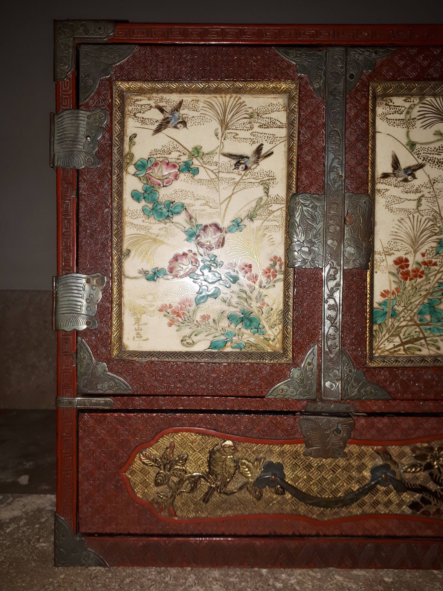 Japanese cabinet in cinnabar red lacquer, Japan Meiji era